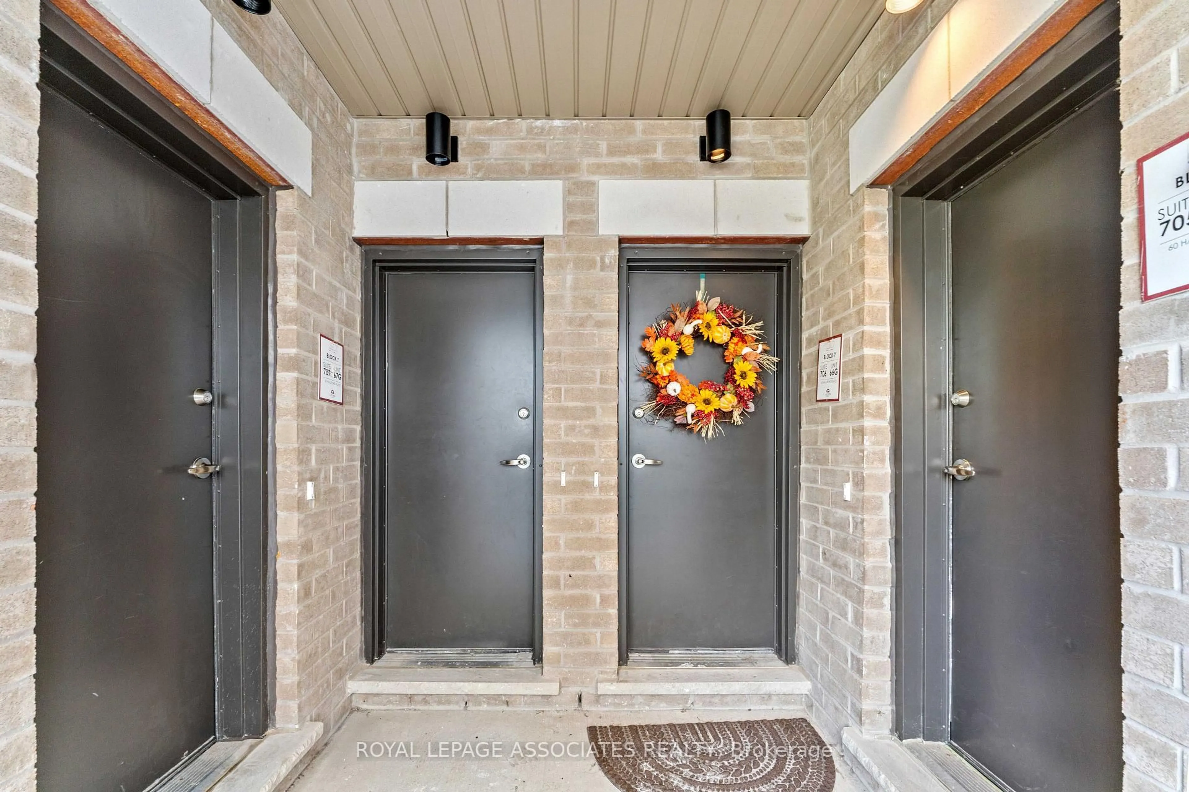 Indoor entryway for 60 Halliford Pl #706, Brampton Ontario L6P 4R1