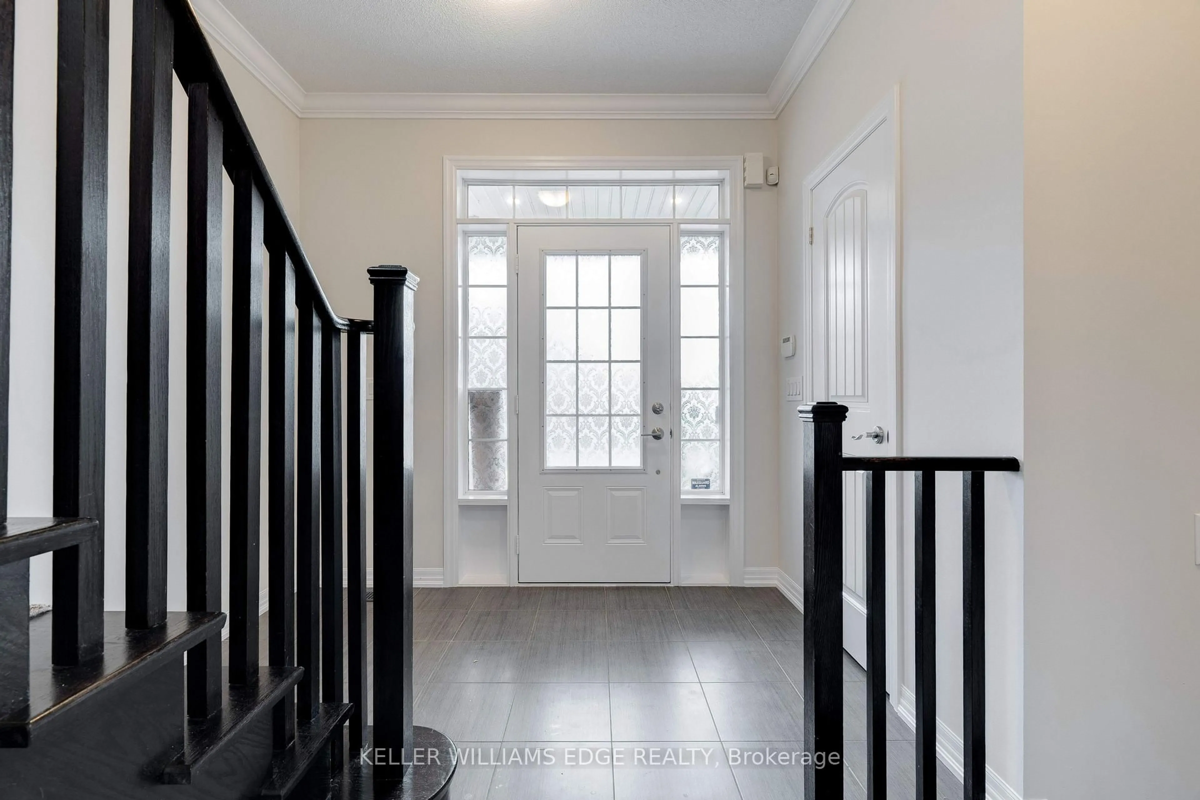 Indoor entryway for 7 Aird Crt, Milton Ontario L9T 3Y1