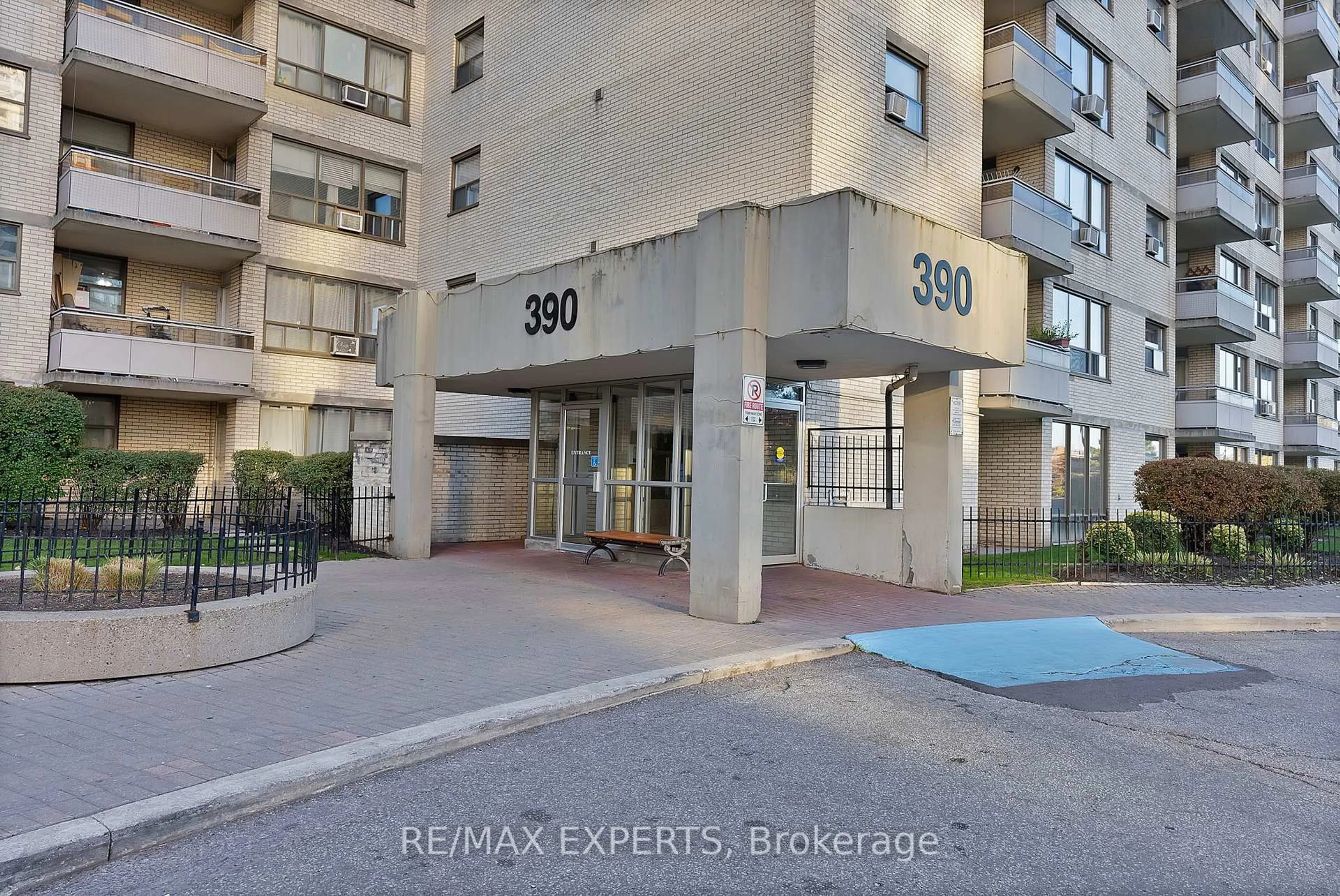 Indoor foyer for 390 Dixon Rd #1013, Toronto Ontario M9R 1T4
