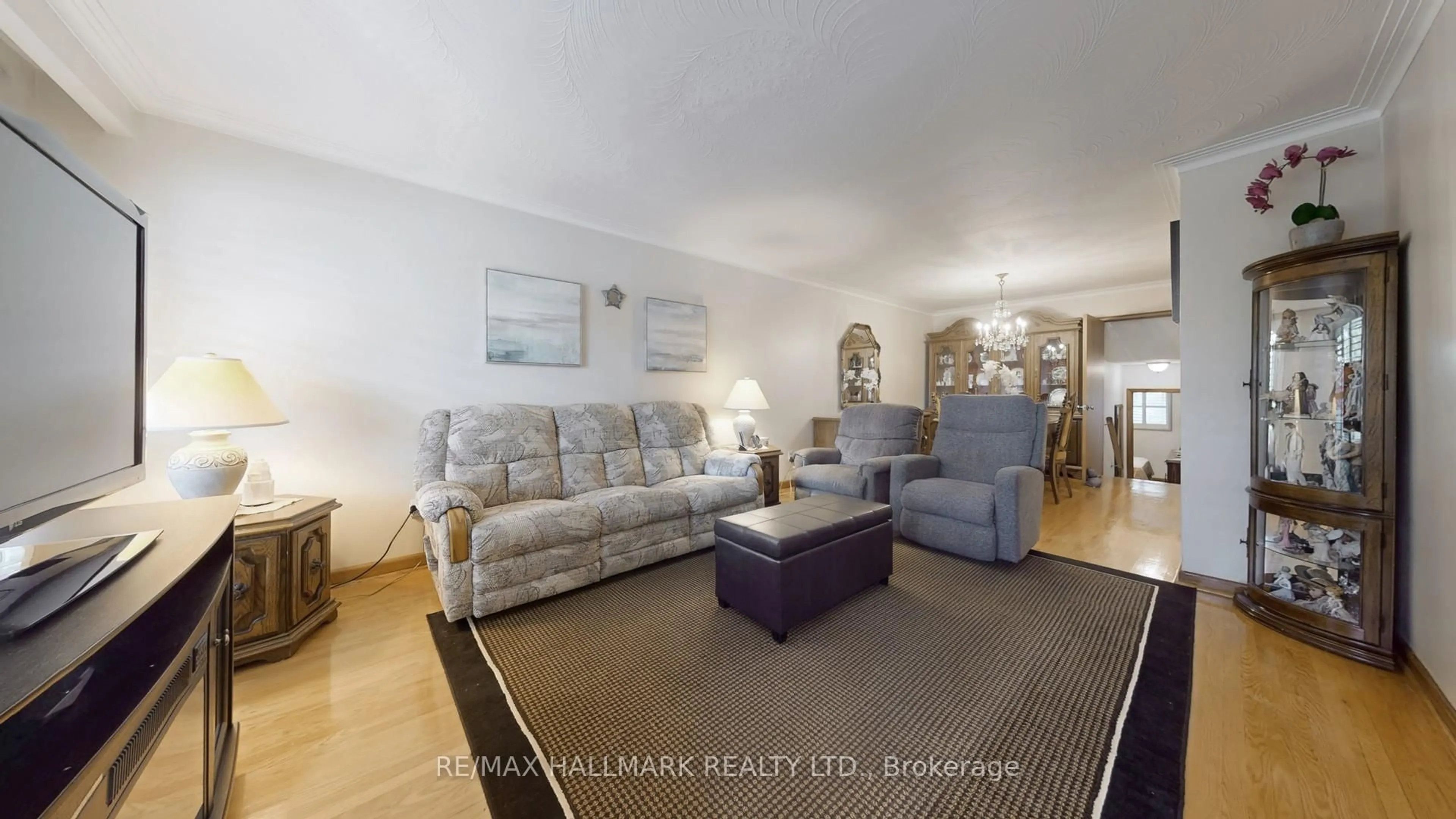 Living room with furniture, wood/laminate floor for 51 Wintergreen Rd, Toronto Ontario M3M 2H9