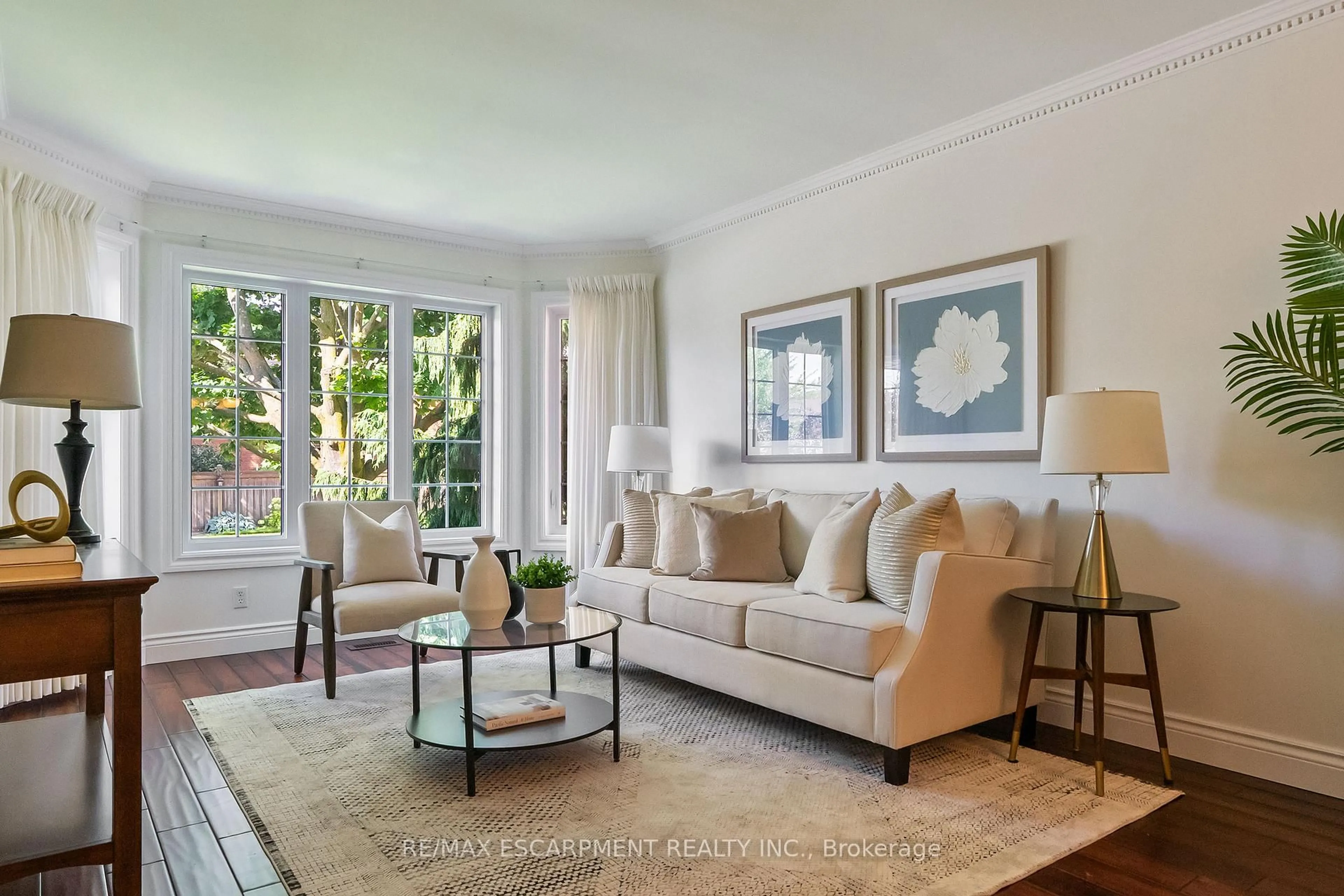 Living room with furniture, unknown for 2421 Susquehanna Crt, Oakville Ontario L6H 5Y8