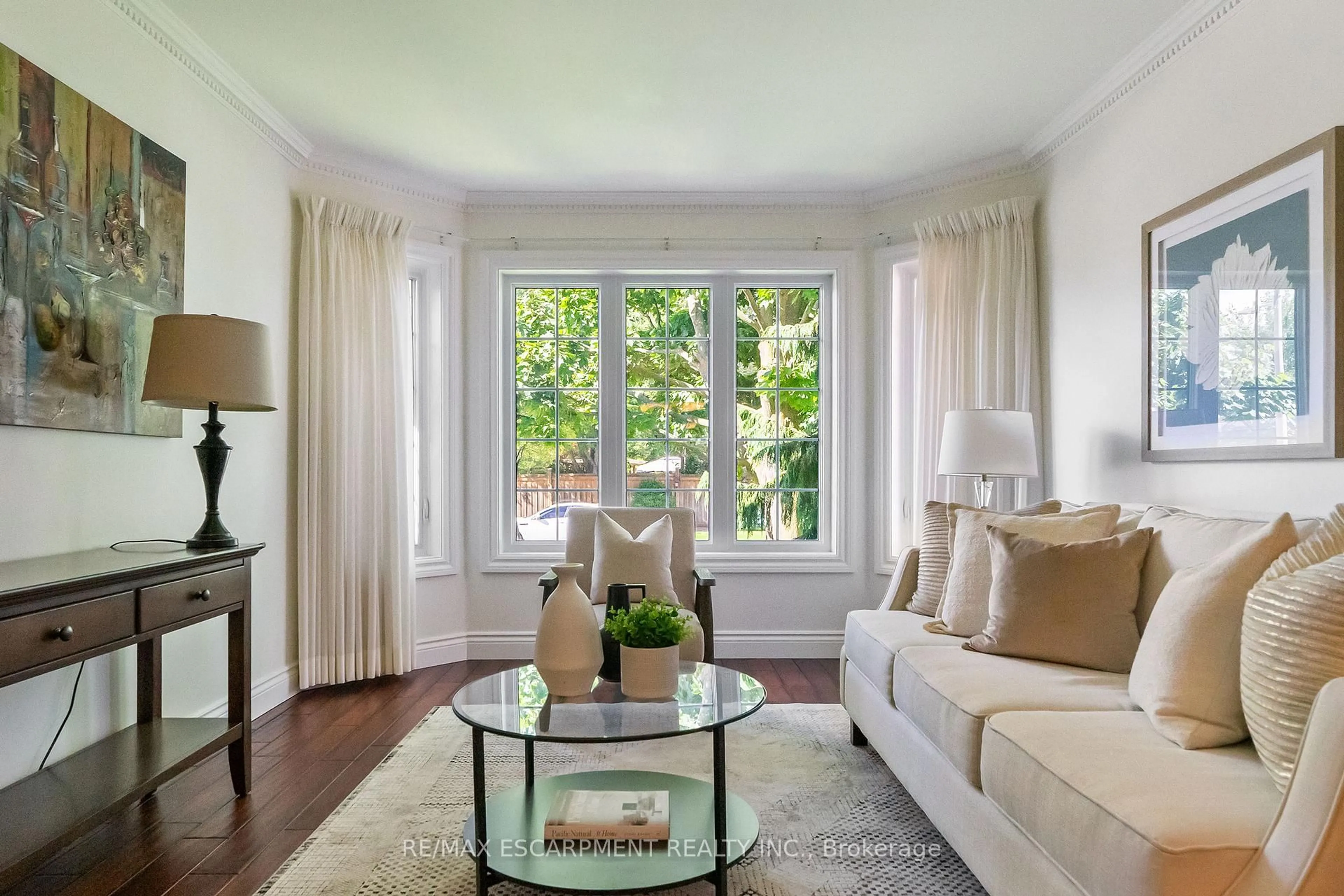 Living room with furniture, unknown for 2421 Susquehanna Crt, Oakville Ontario L6H 5Y8