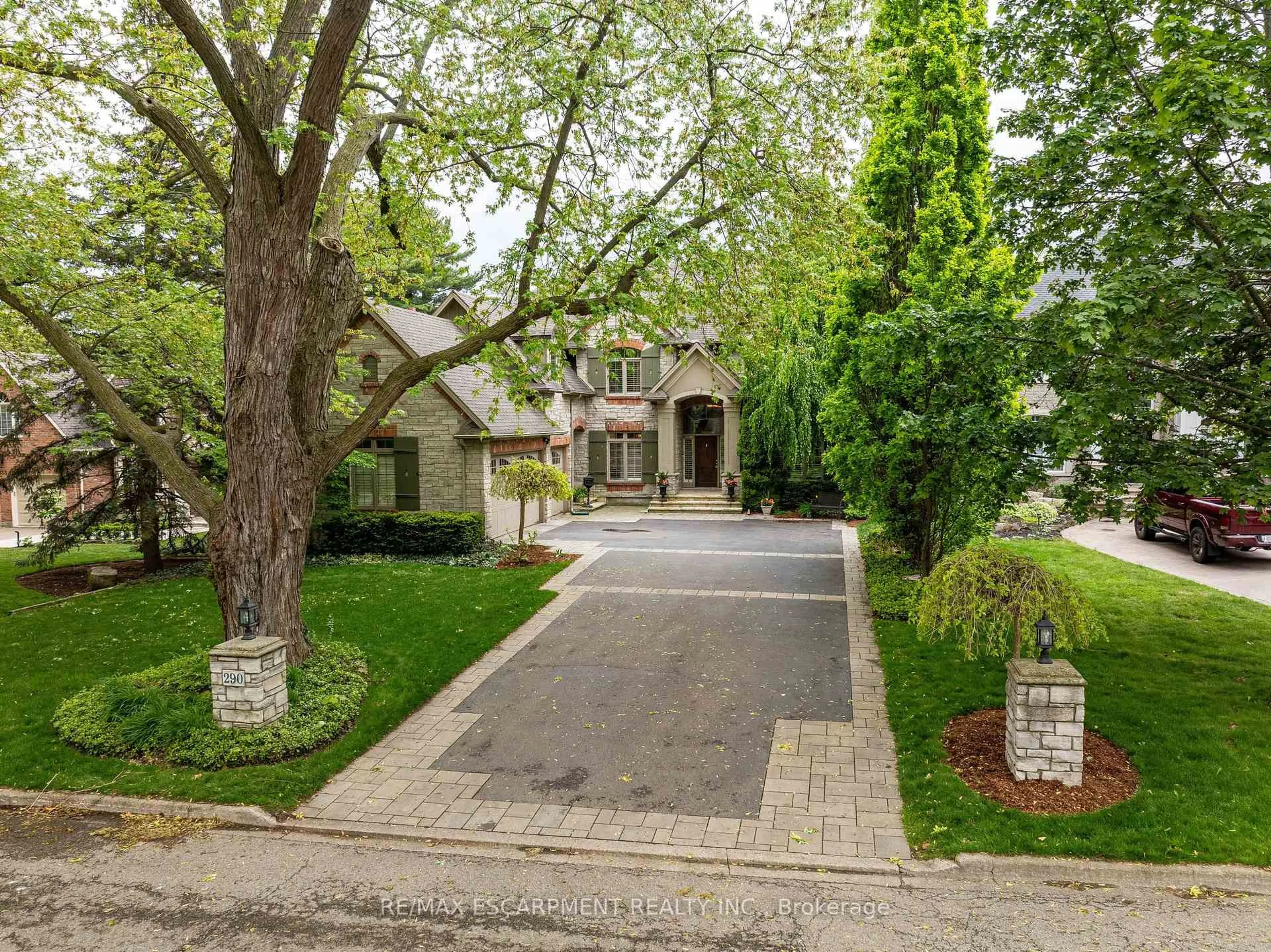 Home with brick exterior material, street for 290 Shoreacres Rd, Burlington Ontario L7L 2H4