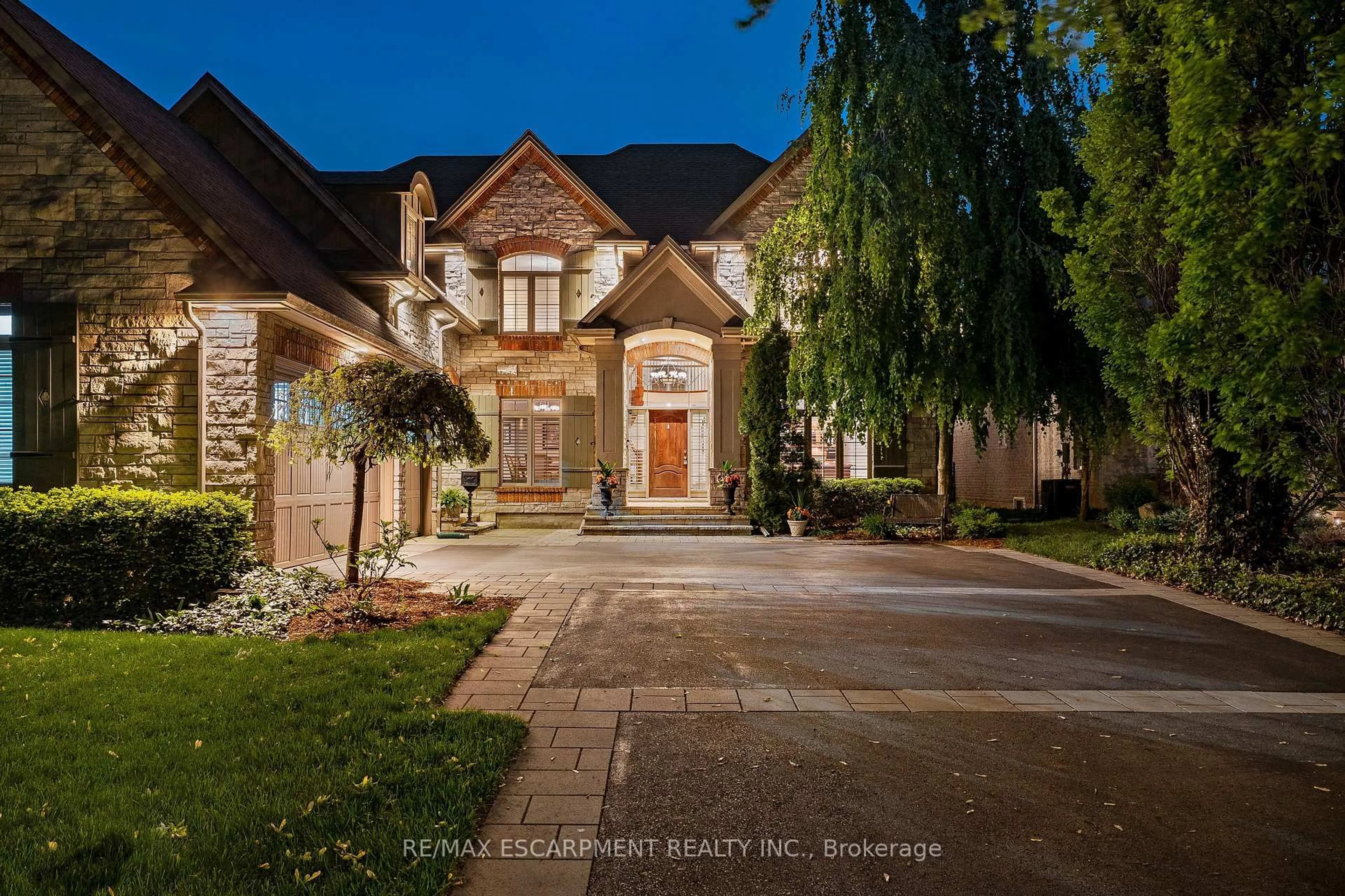 Home with brick exterior material, street for 290 Shoreacres Rd, Burlington Ontario L7L 2H4