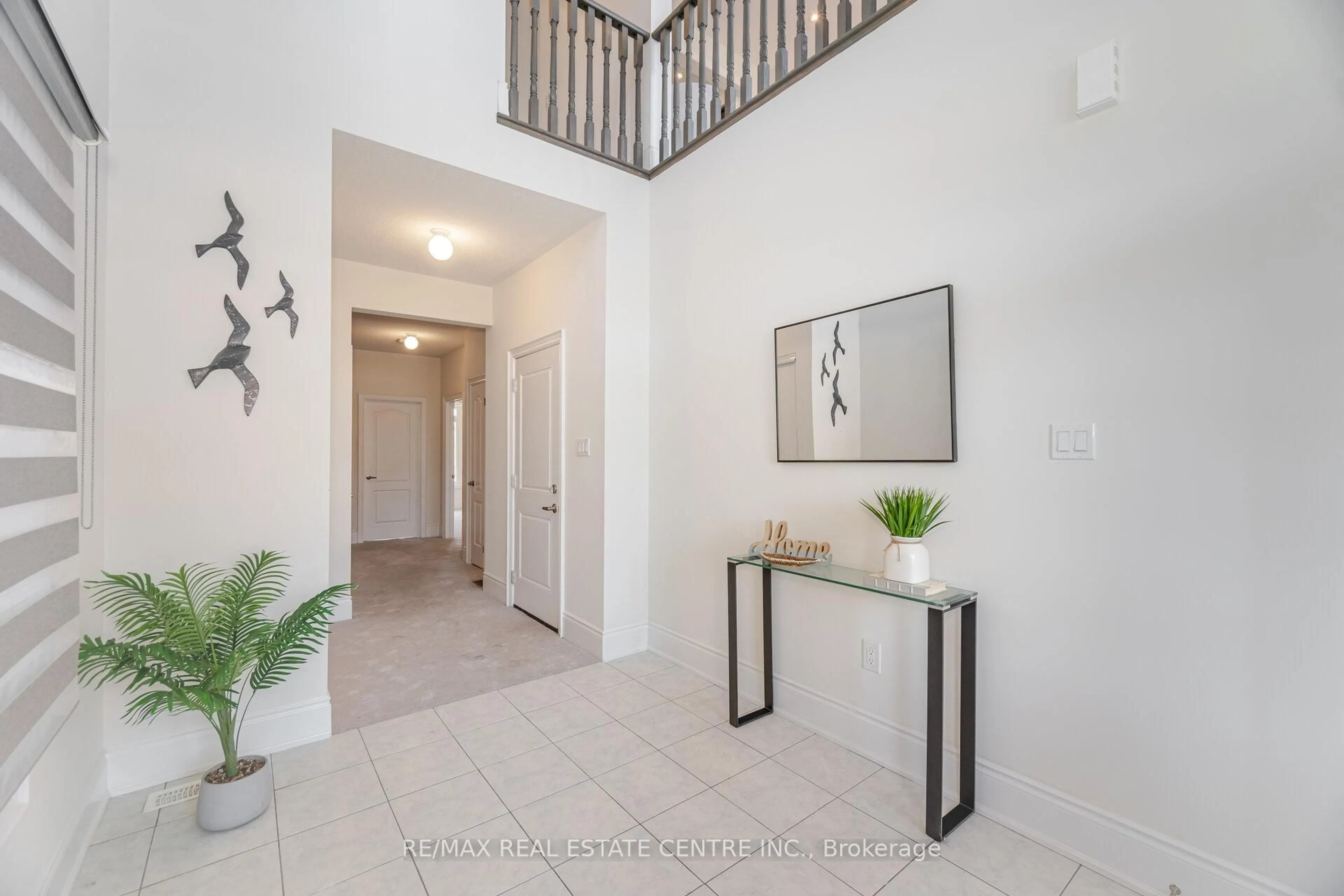 Indoor entryway for 20 Foxsparrow Rd, Brampton Ontario L6R 4C9