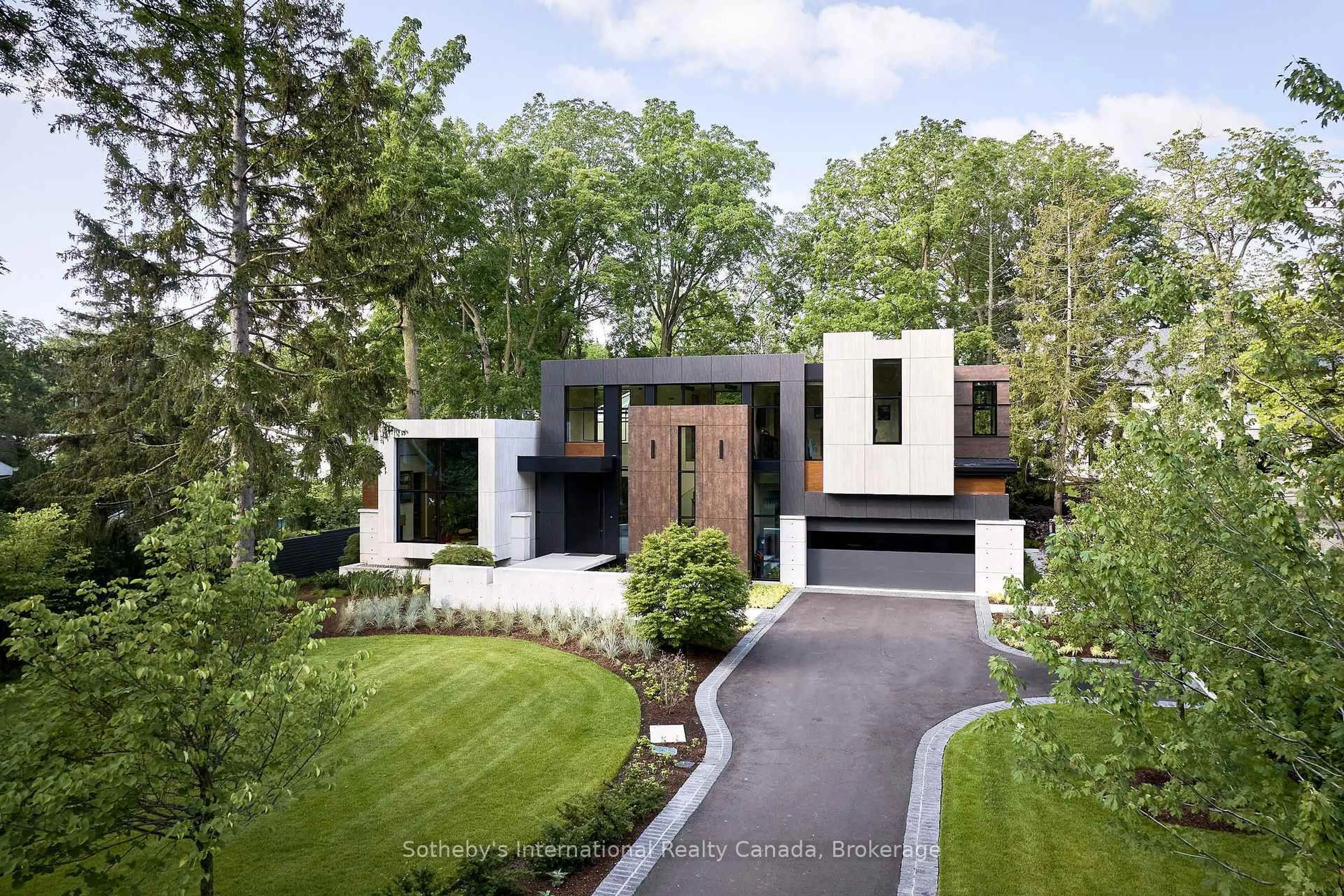 Home with brick exterior material, street for 116 Chartwell Rd, Oakville Ontario L6J 3Z6