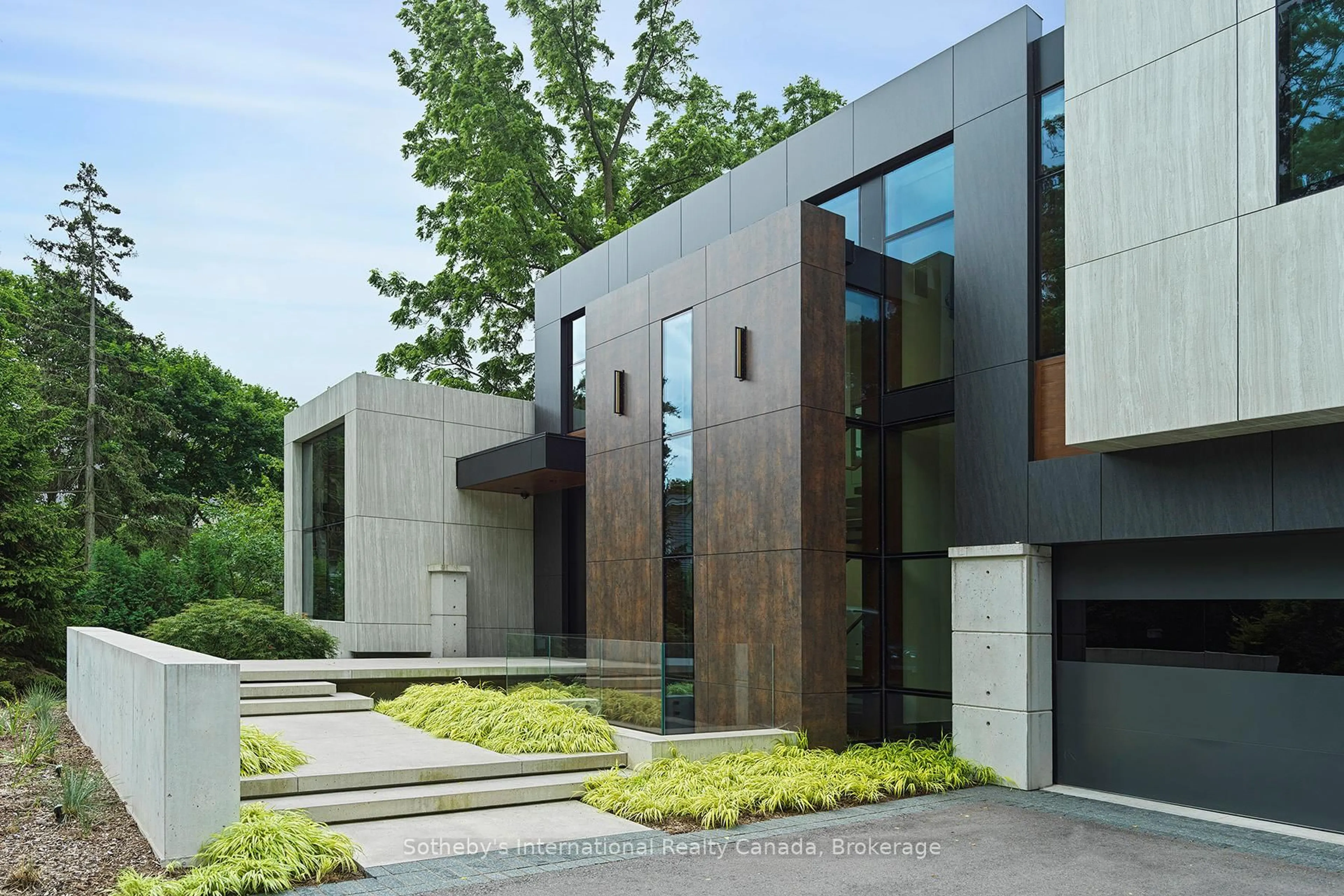 Home with brick exterior material, street for 116 Chartwell Rd, Oakville Ontario L6J 3Z6