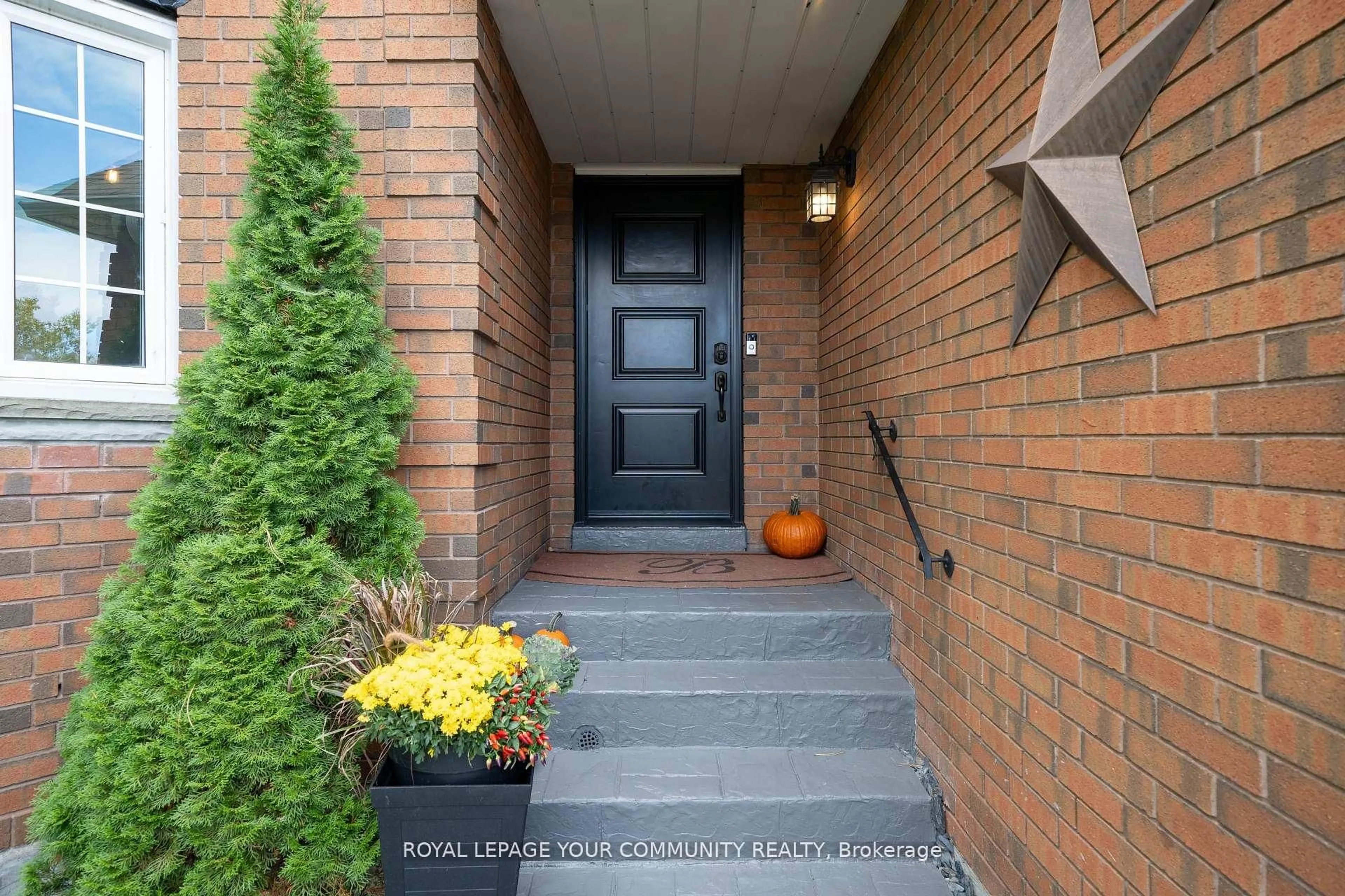 Indoor entryway for 104 Taylorwood Ave, Caledon Ontario L7E 1H9