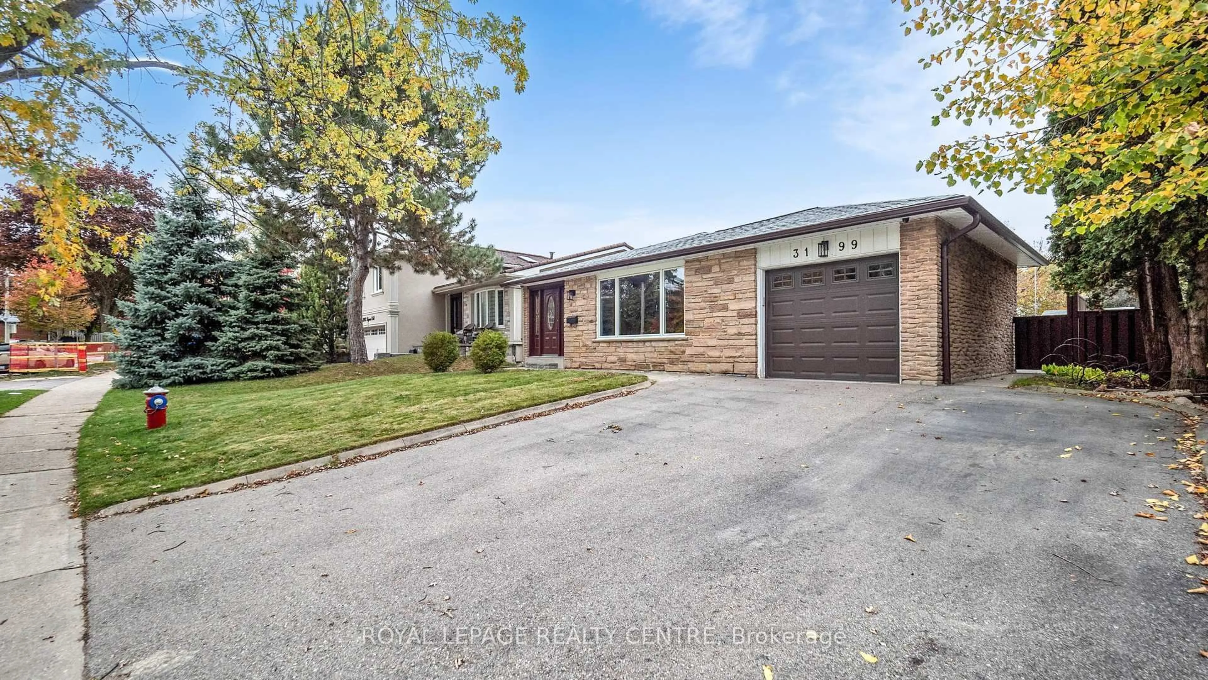 Home with brick exterior material, street for 3199 Rymal Rd, Mississauga Ontario L4Y 3B8