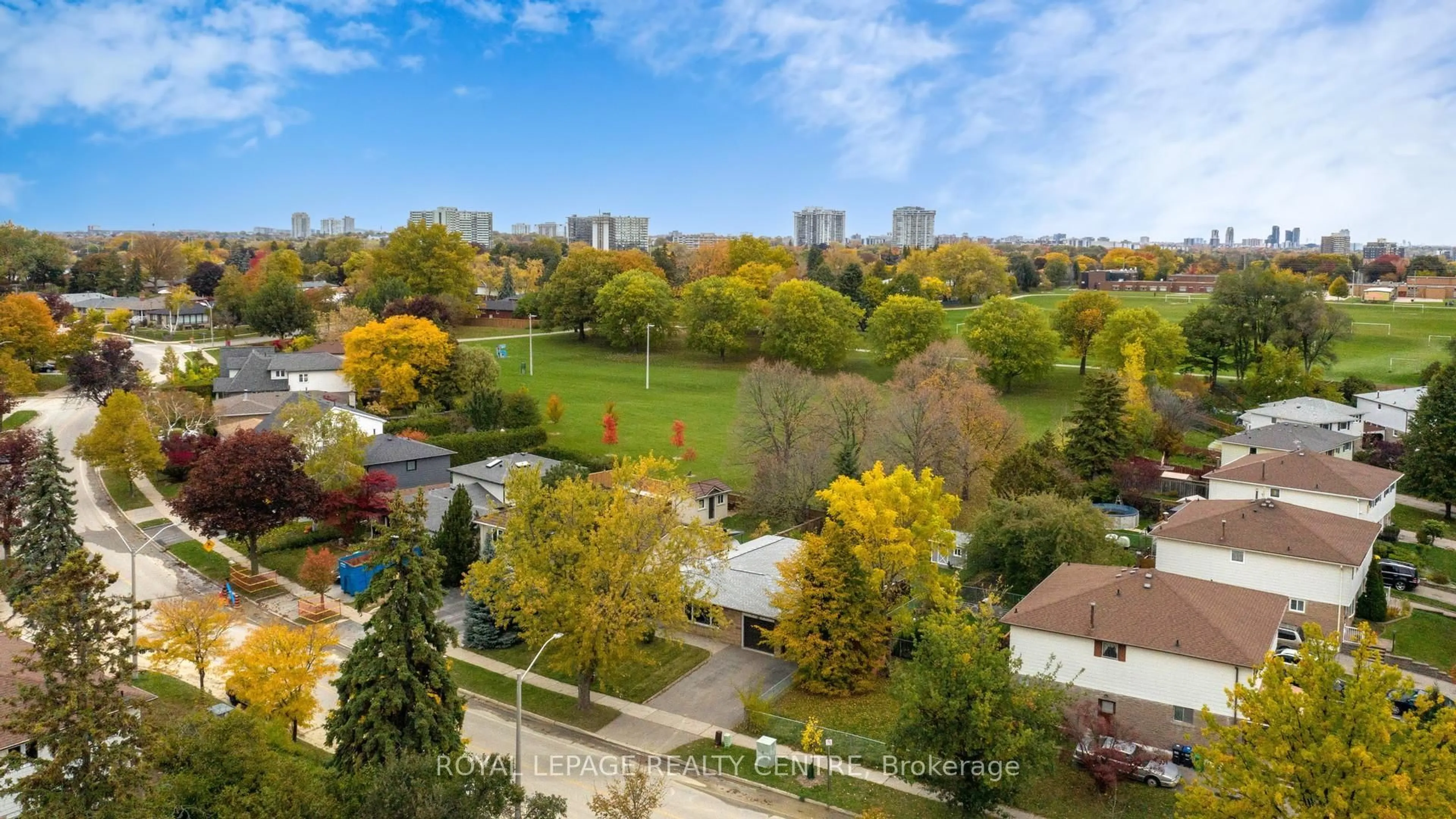 A pic from outside/outdoor area/front of a property/back of a property/a pic from drone, city buildings view from balcony for 3199 Rymal Rd, Mississauga Ontario L4Y 3B8