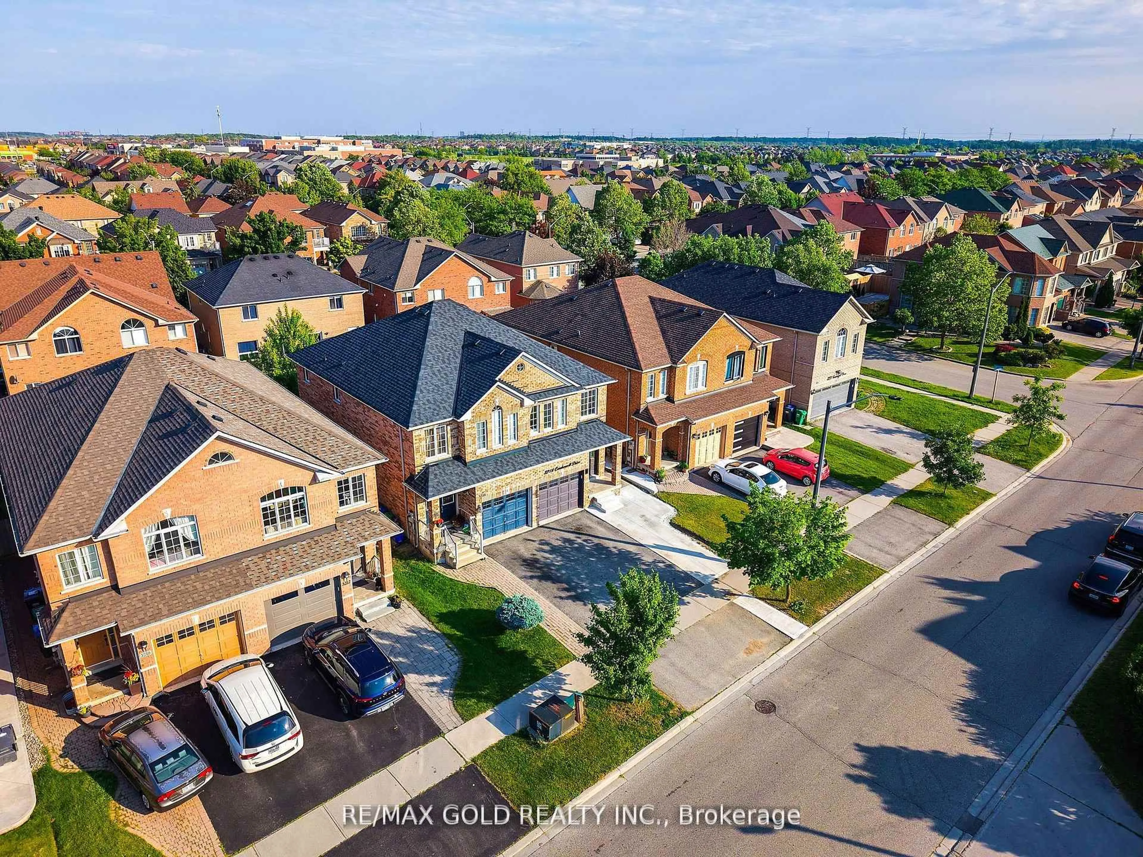 A pic from outside/outdoor area/front of a property/back of a property/a pic from drone, street for 3218 Camberwell Dr, Mississauga Ontario L5M 6S8