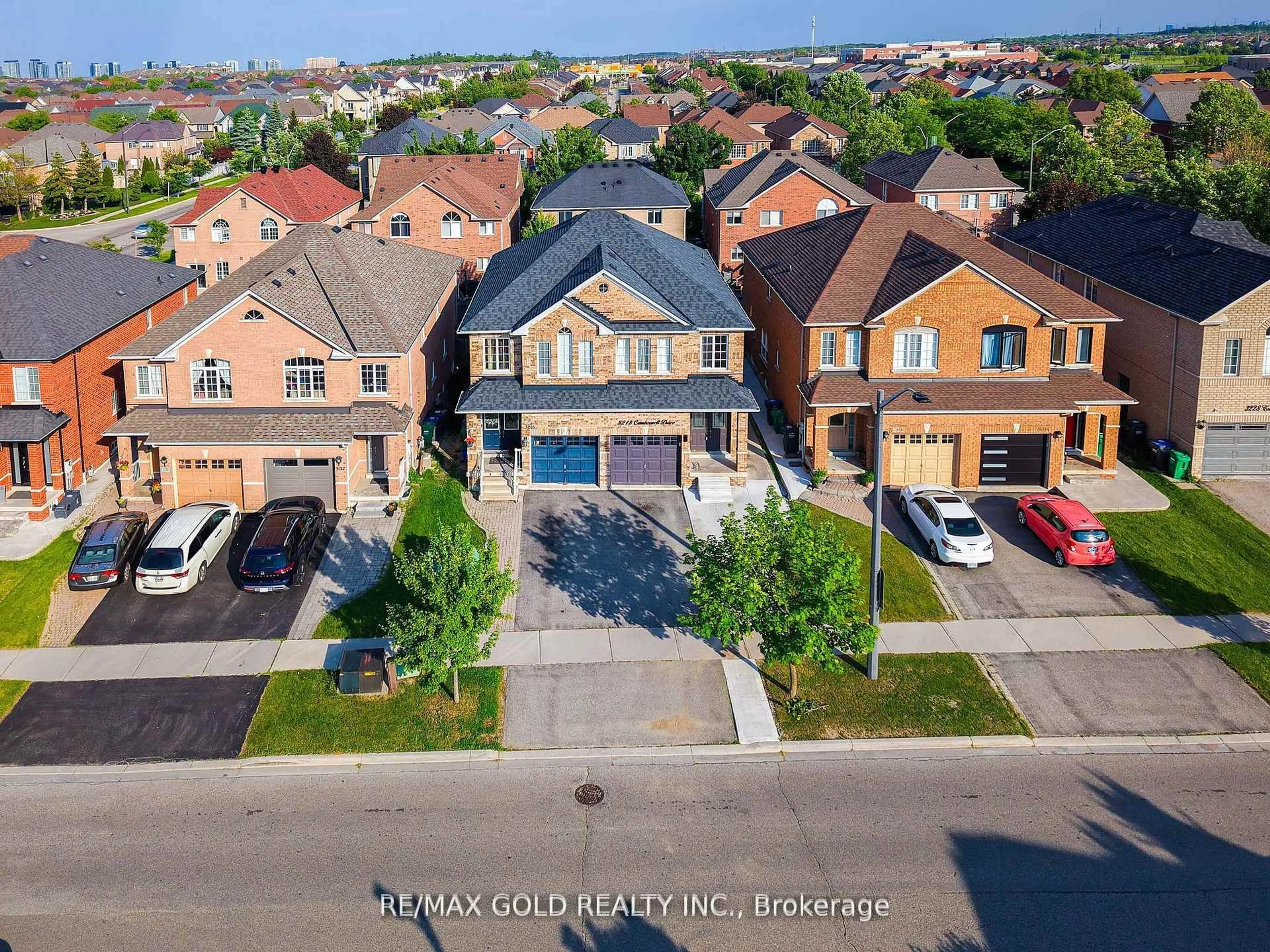 A pic from outside/outdoor area/front of a property/back of a property/a pic from drone, street for 3218 Camberwell Dr, Mississauga Ontario L5M 6S8