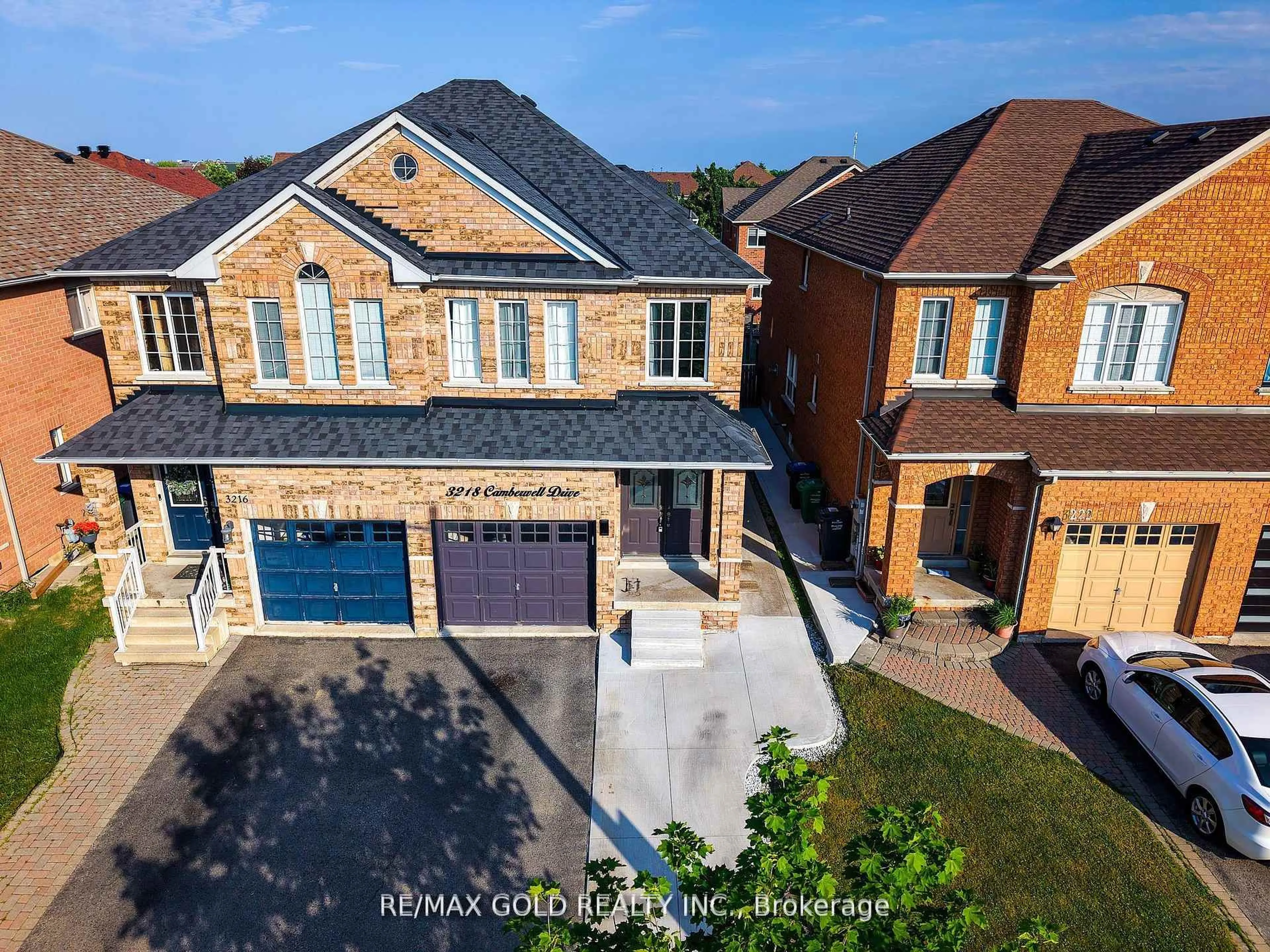 A pic from outside/outdoor area/front of a property/back of a property/a pic from drone, street for 3218 Camberwell Dr, Mississauga Ontario L5M 6S8