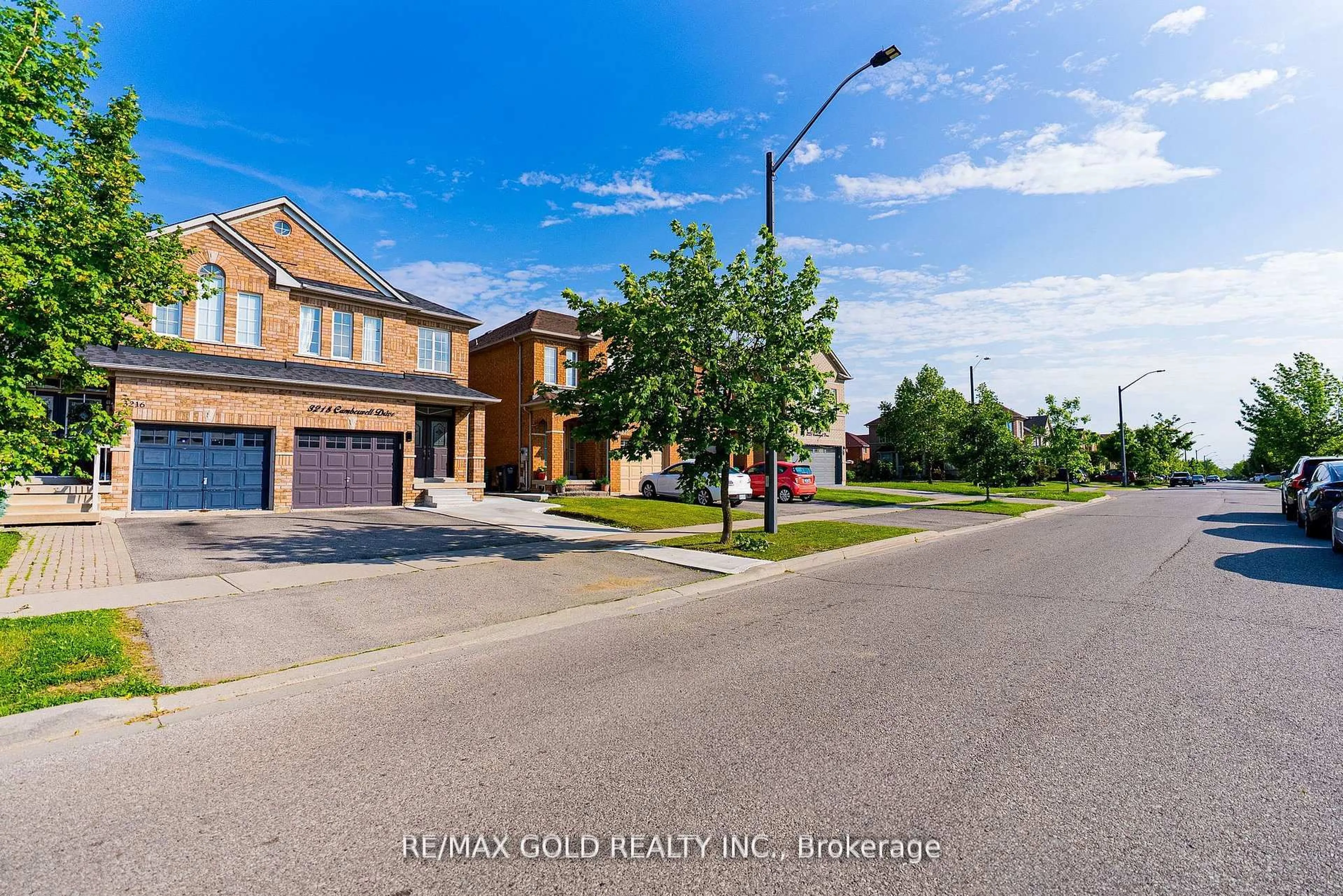 A pic from outside/outdoor area/front of a property/back of a property/a pic from drone, street for 3218 Camberwell Dr, Mississauga Ontario L5M 6S8
