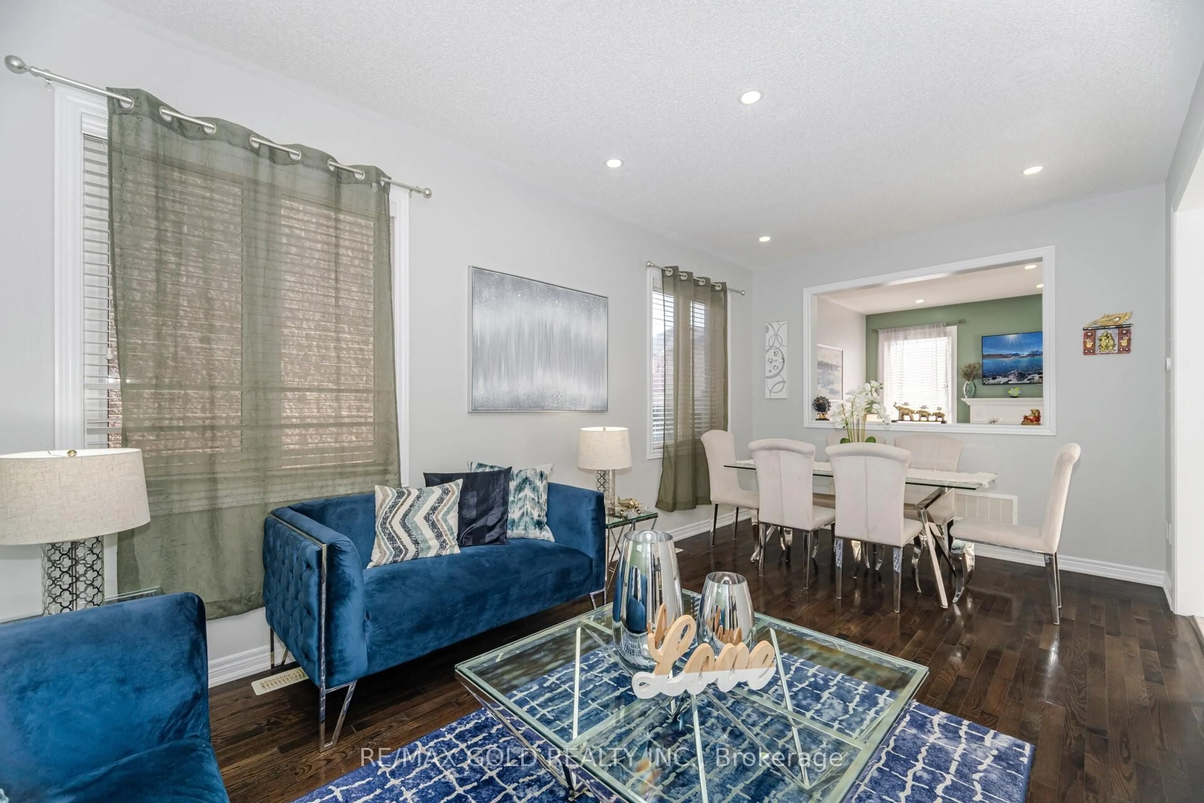 Living room with furniture, wood/laminate floor for 262 Thorndale Rd, Brampton Ontario L6P 3H2