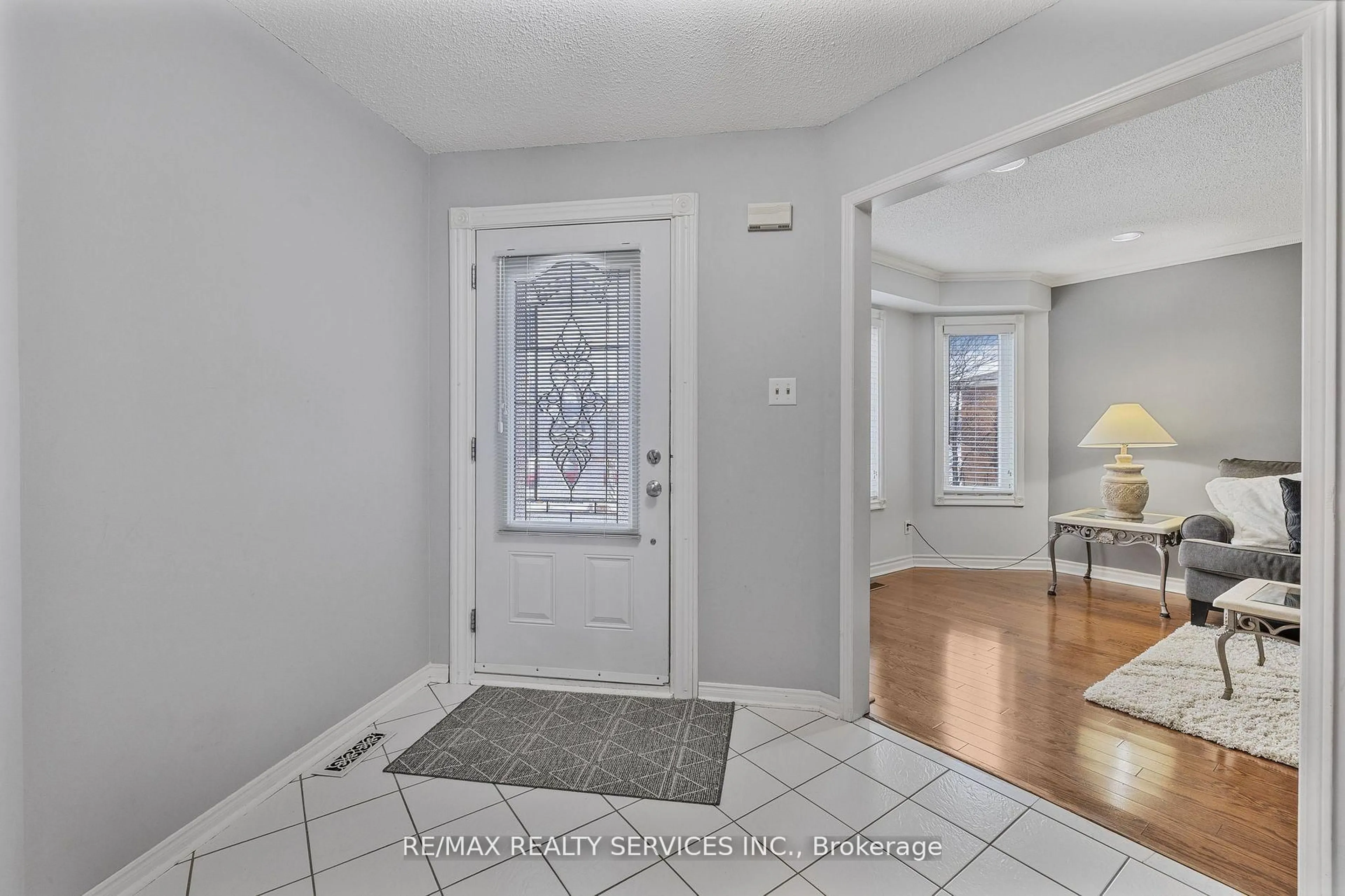 Indoor entryway for 24 Royal Valley Dr, Caledon Ontario L7C 1B2