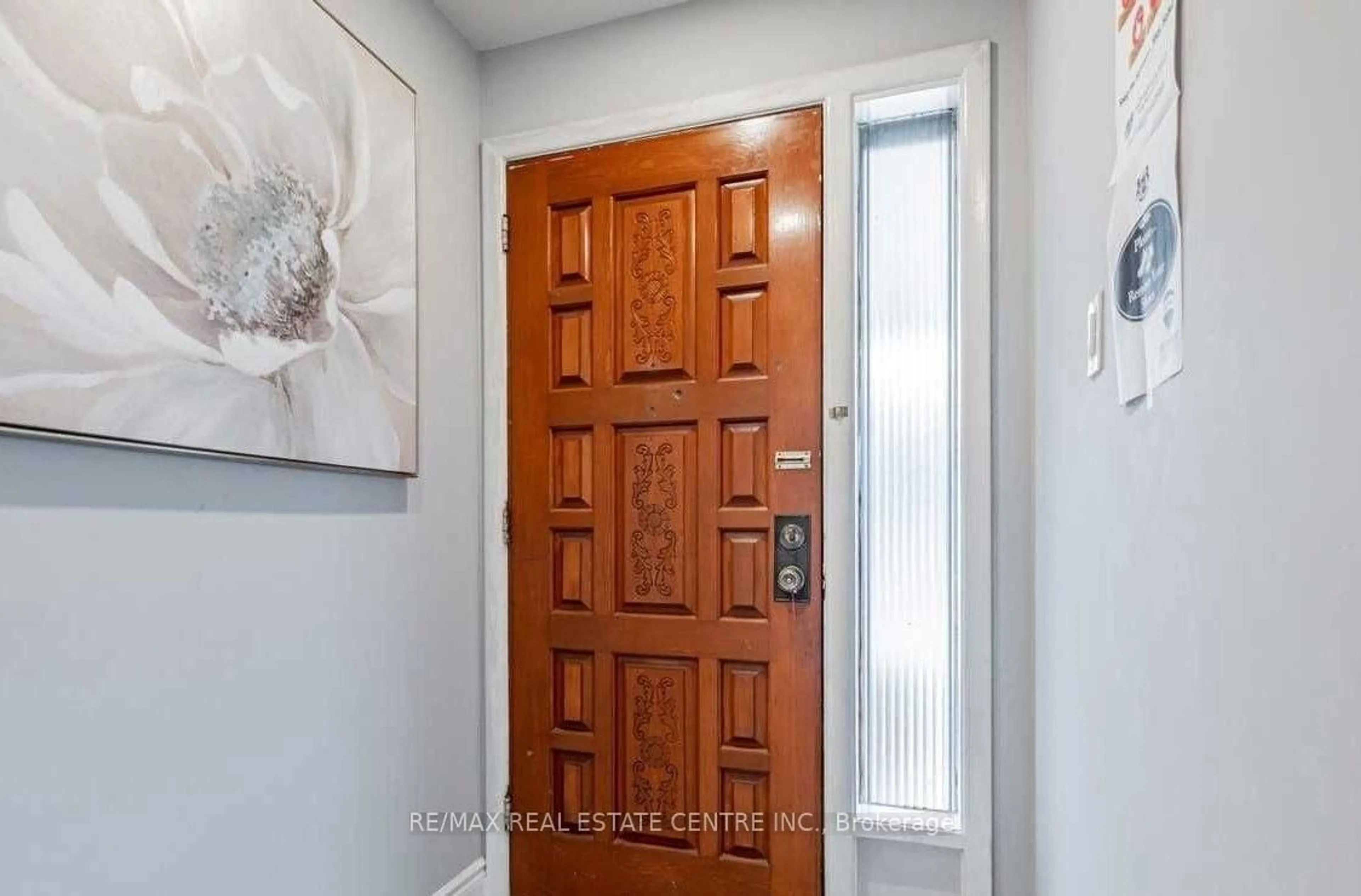 Indoor entryway for 2 Milner Rd, Brampton Ontario L6W 3A5