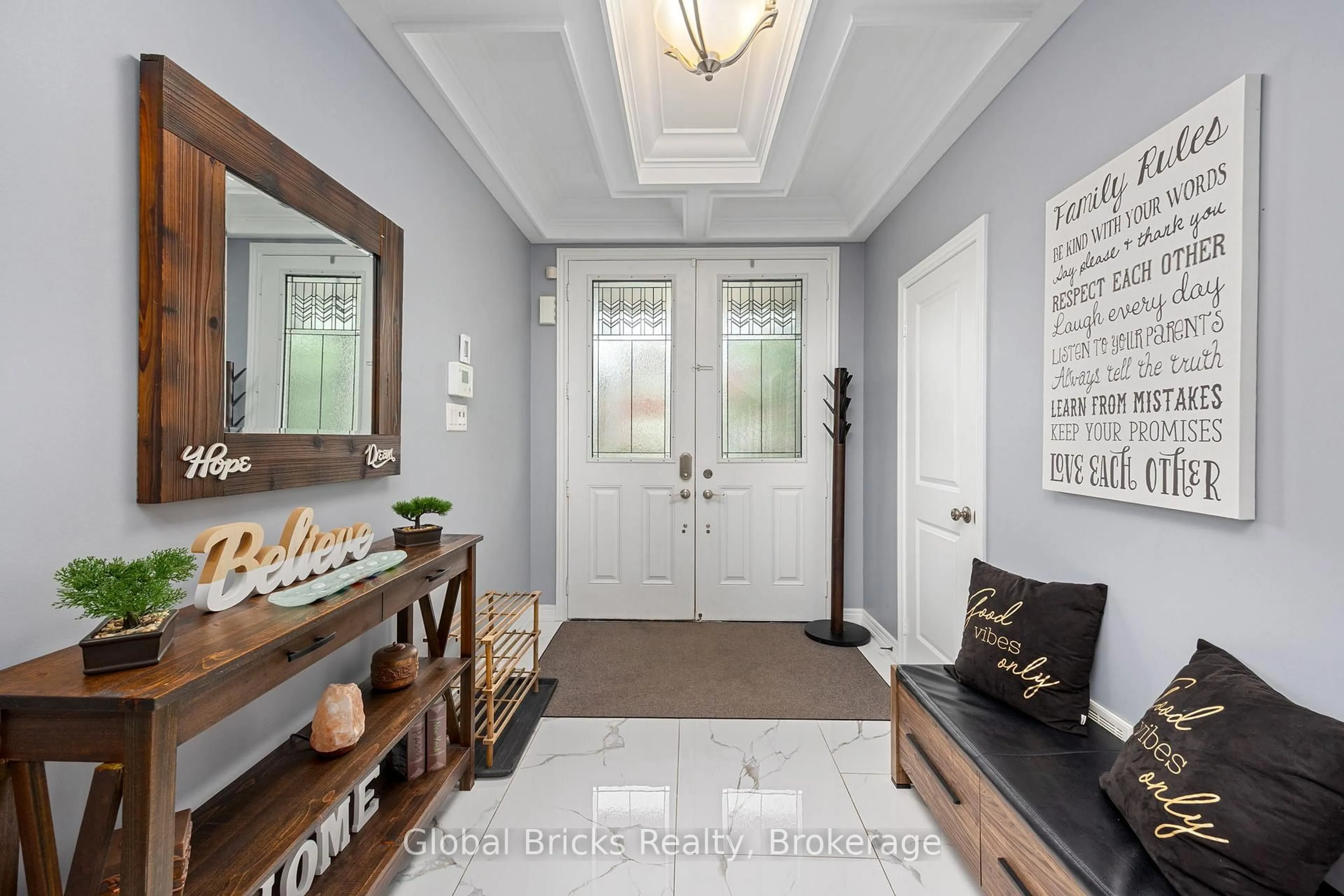 Indoor entryway for 34 Boyces Creek Crt, Caledon Ontario L7C 3S2