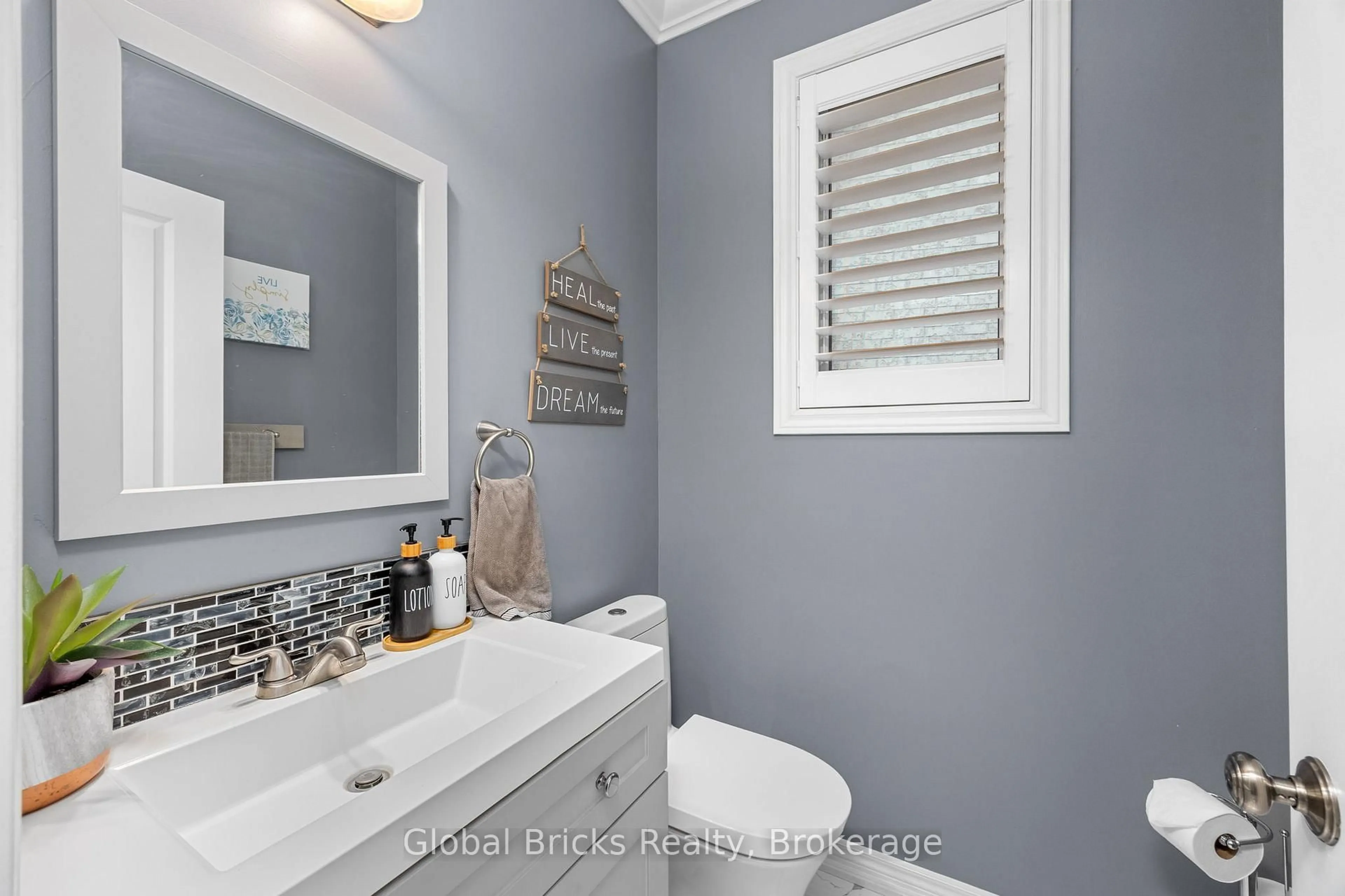 Contemporary bathroom, ceramic/tile floor for 34 Boyces Creek Crt, Caledon Ontario L7C 3S2