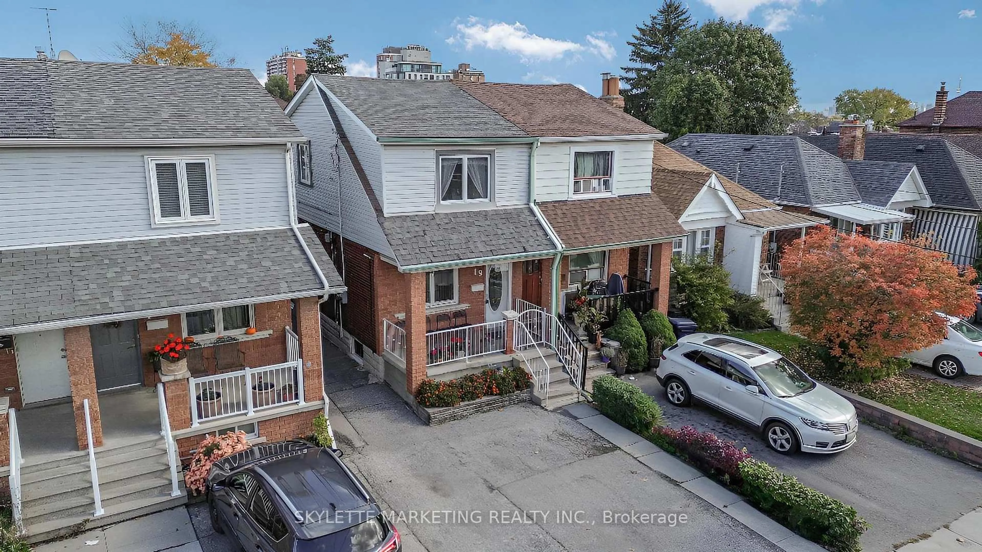 A pic from outside/outdoor area/front of a property/back of a property/a pic from drone, street for 19 Miranda Ave, Toronto Ontario M6E 4G1
