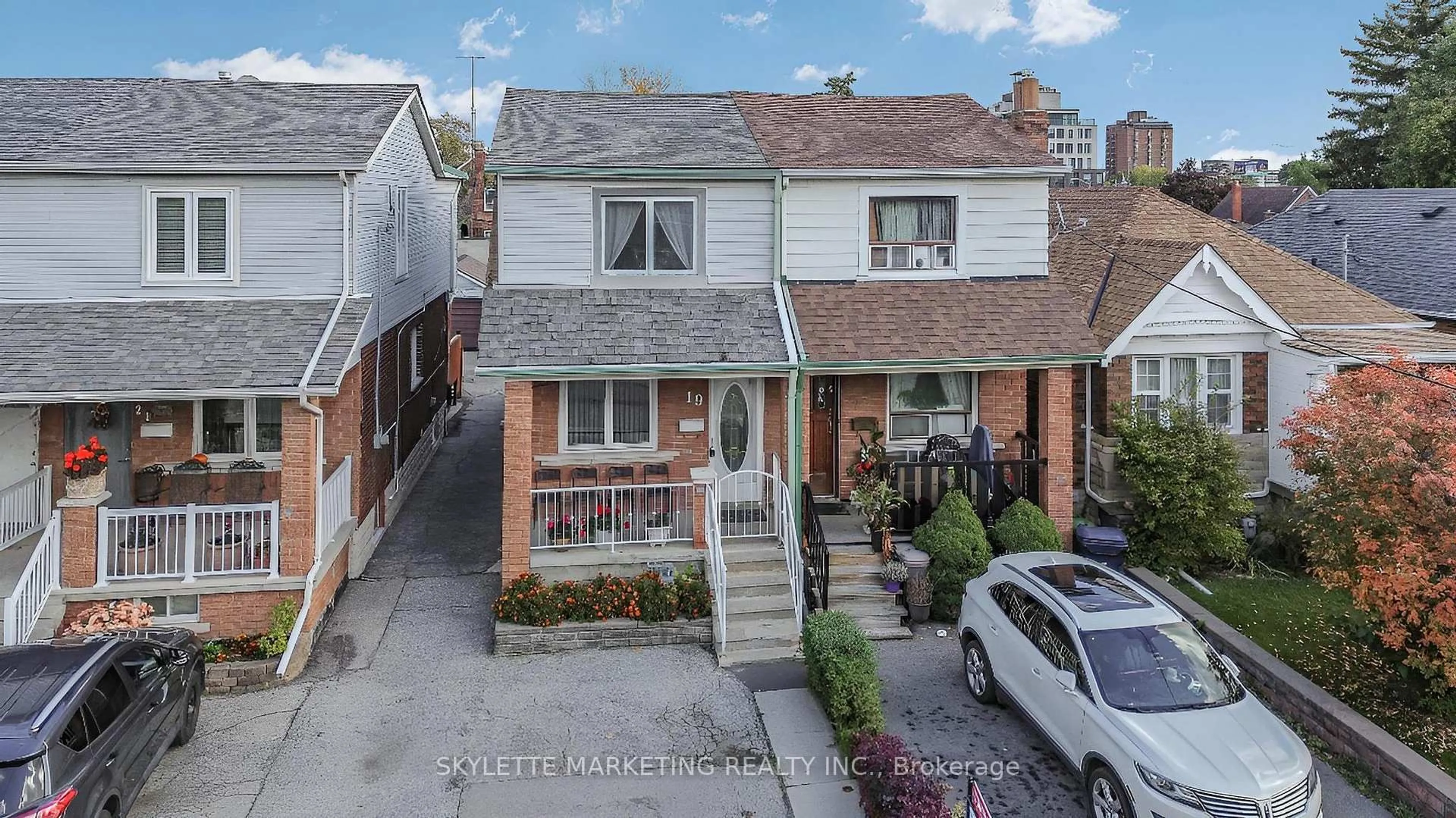 A pic from outside/outdoor area/front of a property/back of a property/a pic from drone, street for 19 Miranda Ave, Toronto Ontario M6E 4G1
