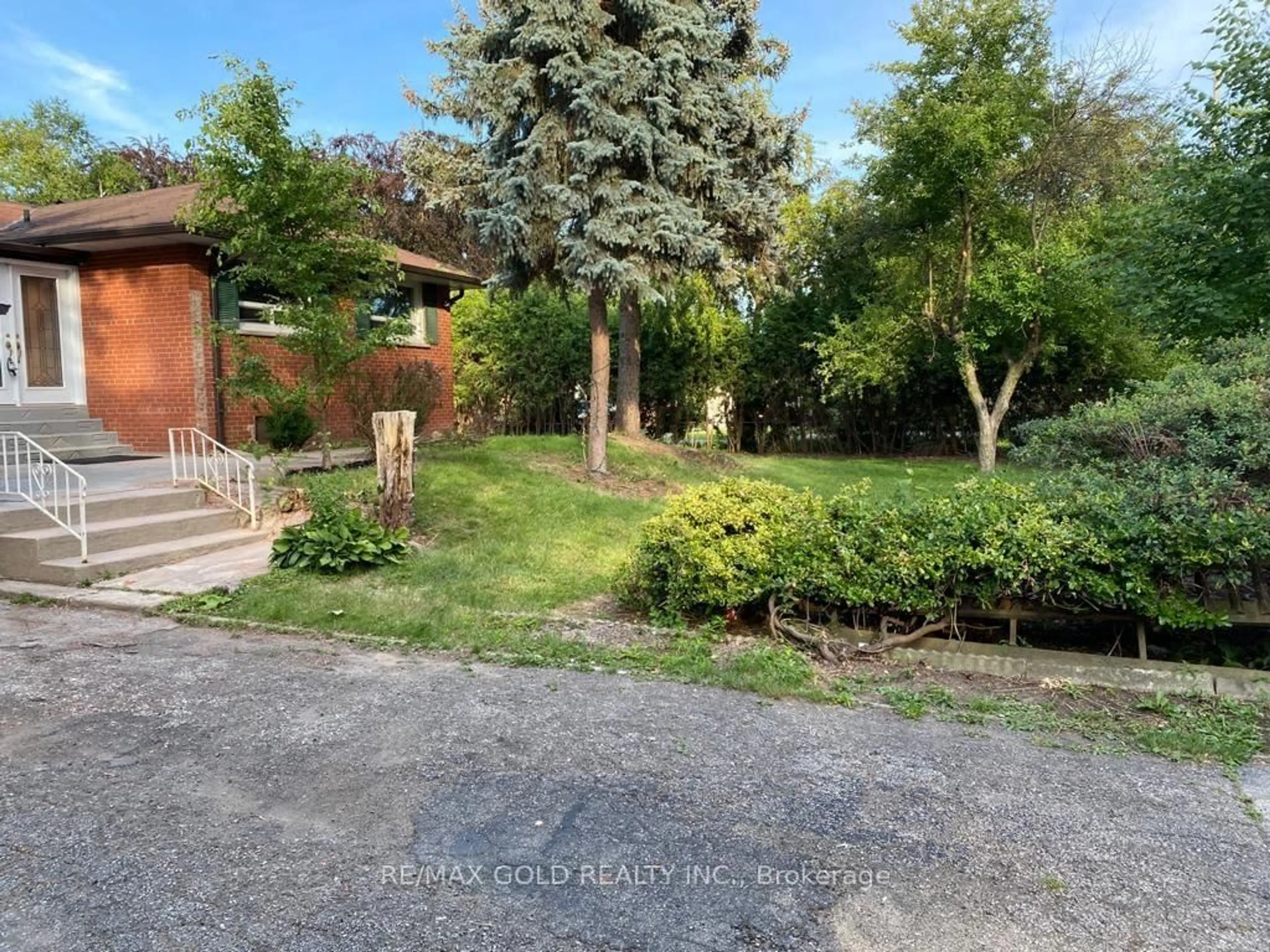 A pic from outside/outdoor area/front of a property/back of a property/a pic from drone, street for 1033 Sixth Line, Oakville Ontario L6H 1W6