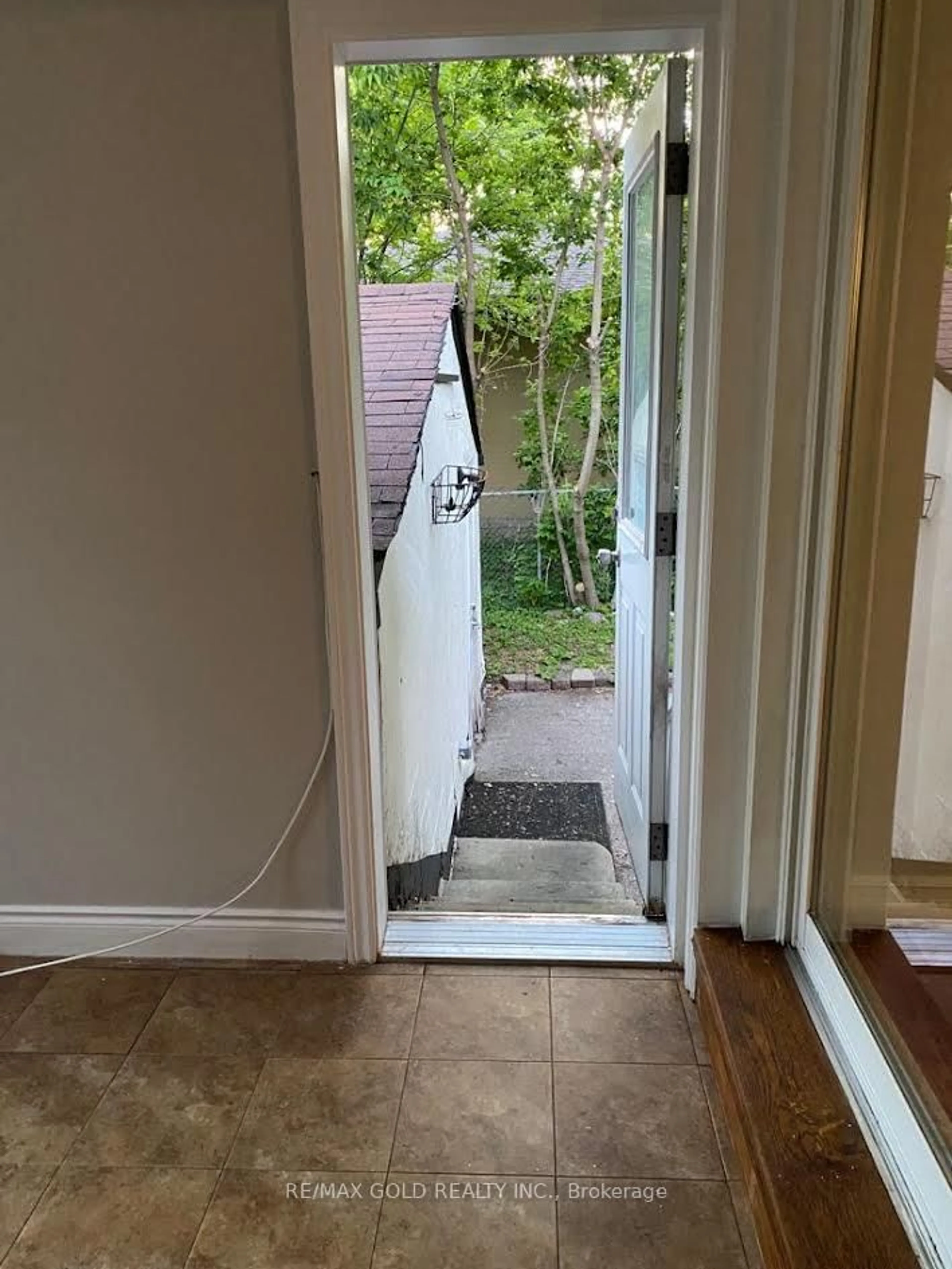 Indoor entryway for 1033 Sixth Line, Oakville Ontario L6H 1W6