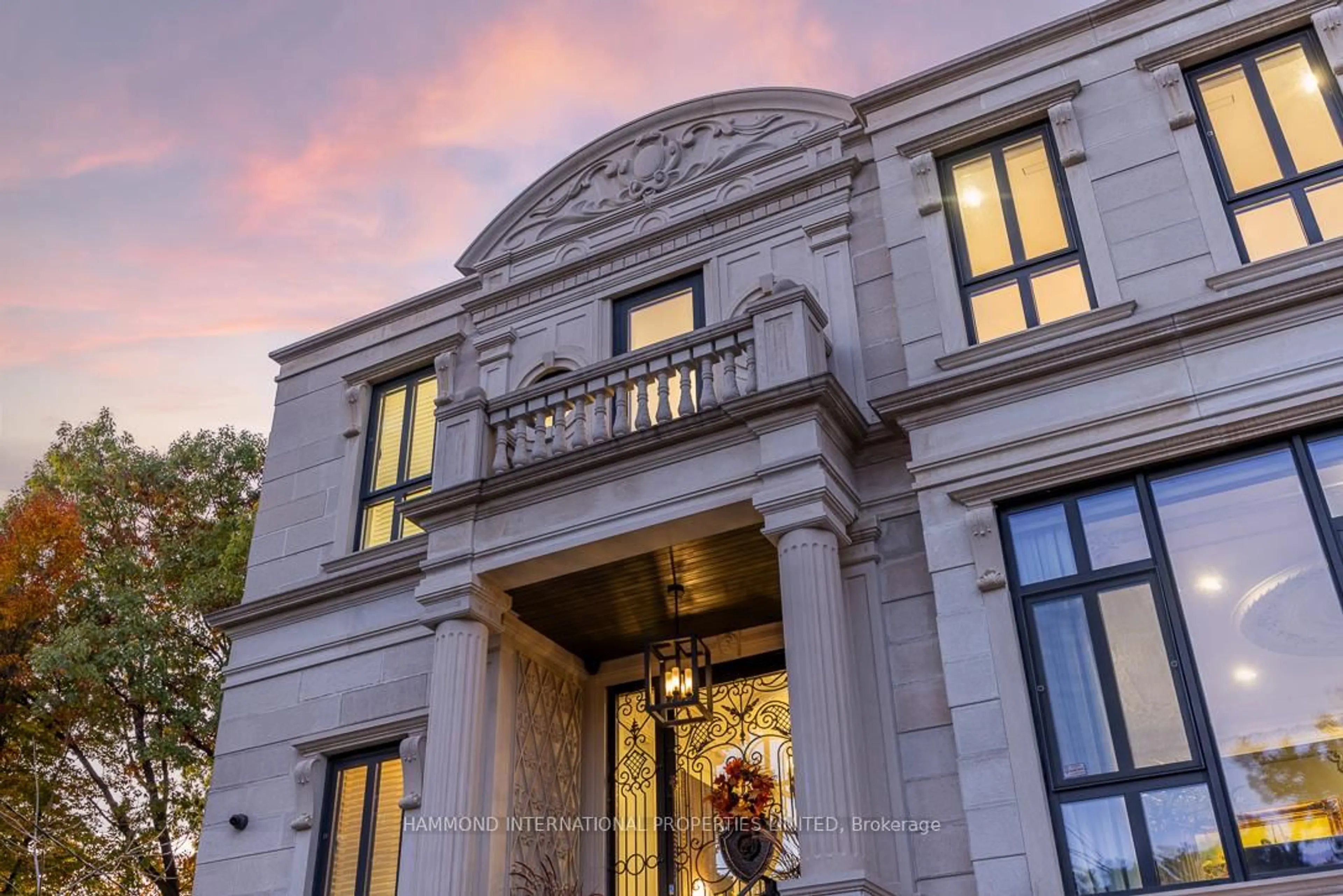 Indoor foyer for 10 Hillavon Dr, Toronto Ontario M9B 2P5