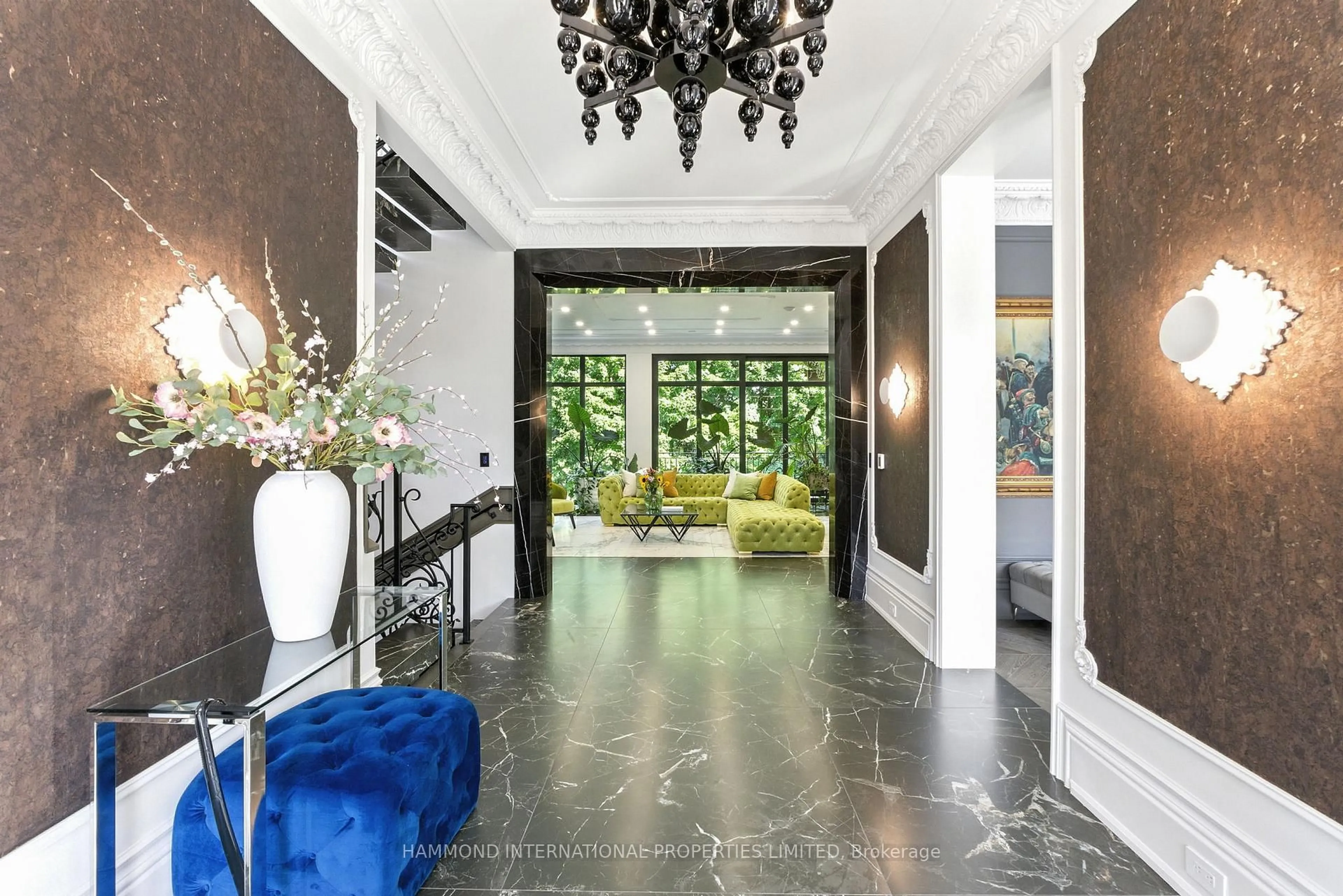 Indoor foyer for 10 Hillavon Dr, Toronto Ontario M9B 2P5