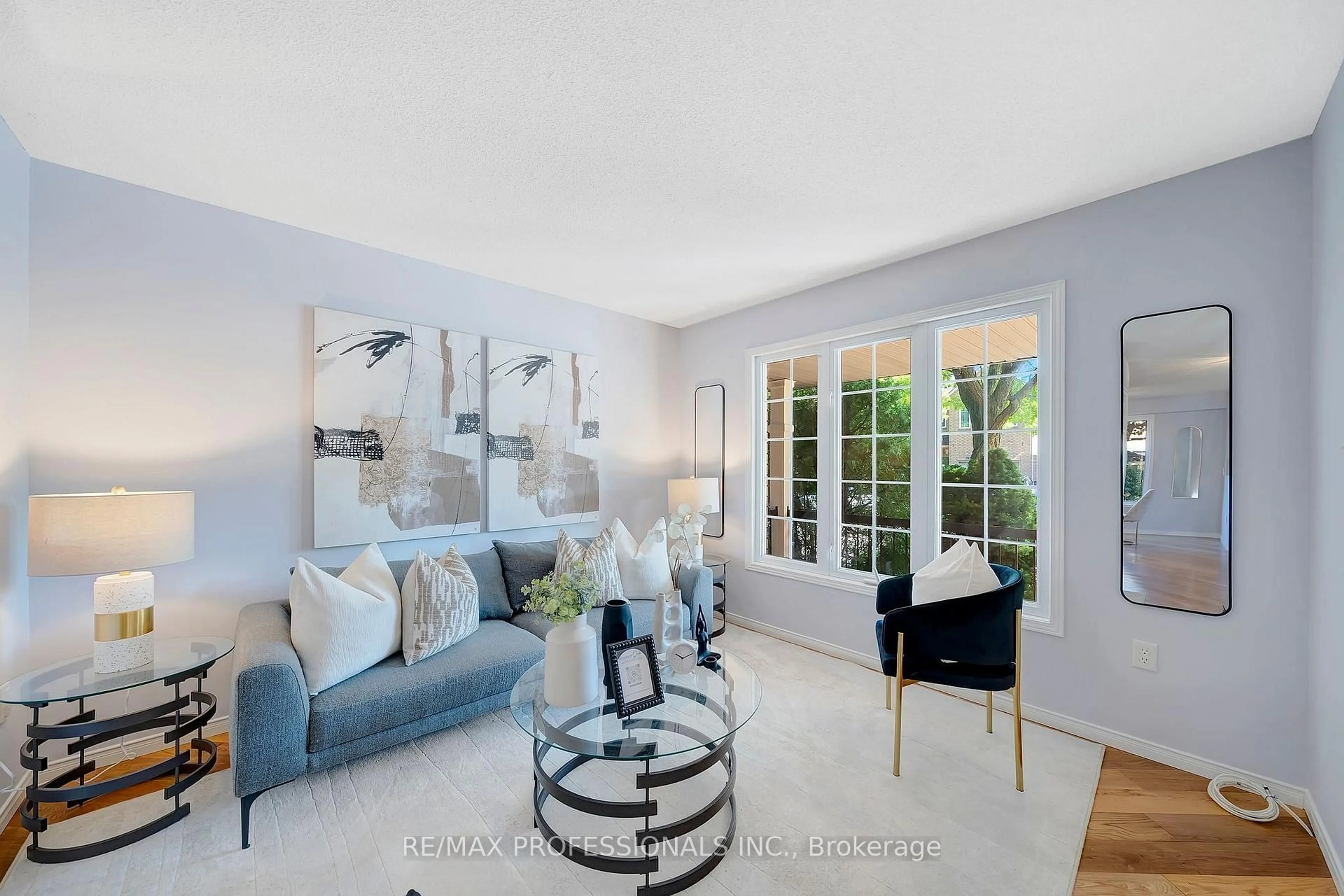 Living room with furniture, unknown for 2159 Blue  Ridge Lane, Oakville Ontario L6M 3W7