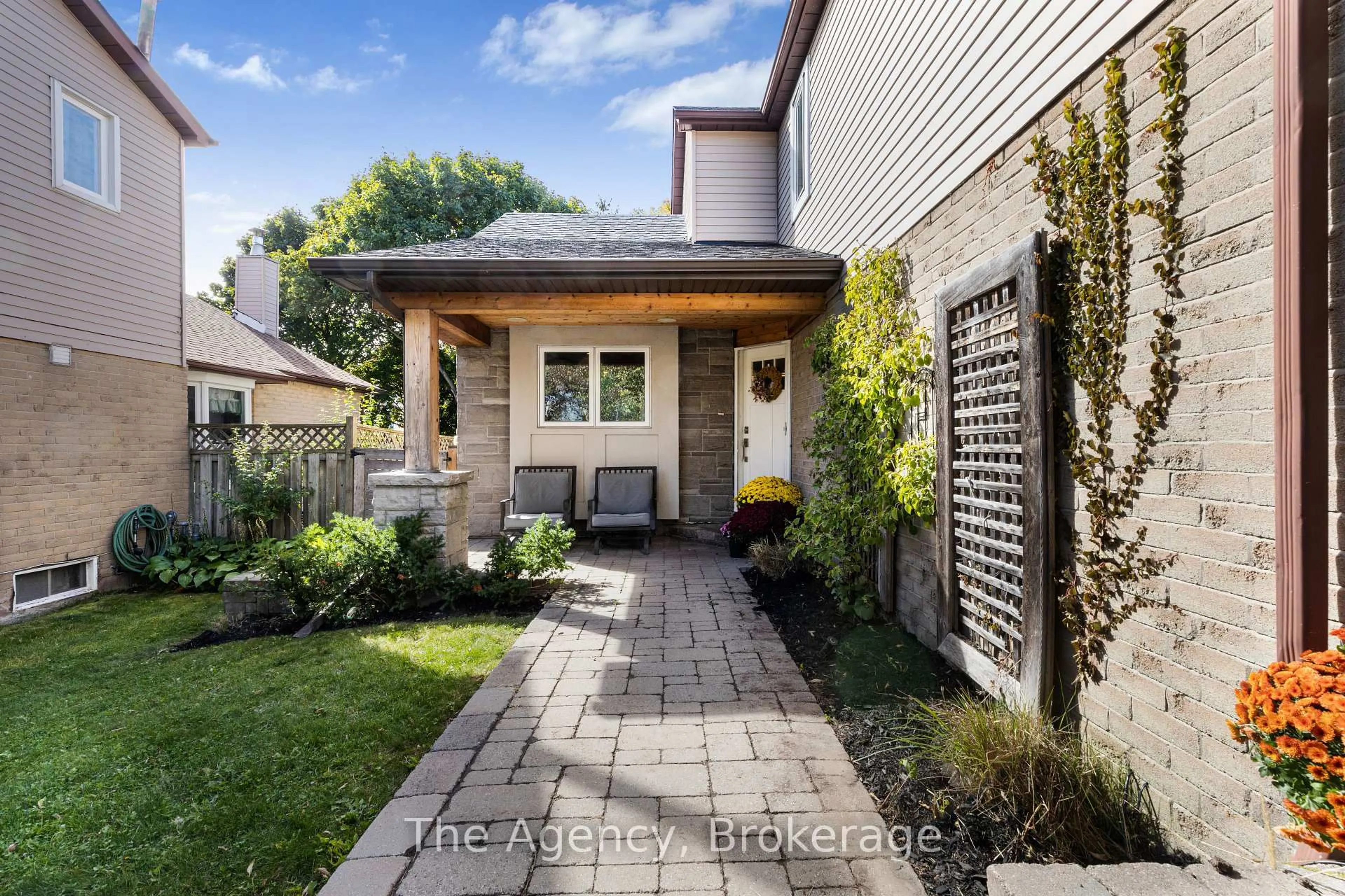 Home with brick exterior material, street for 1122 Glenridge Dr, Oakville Ontario L6M 2K7