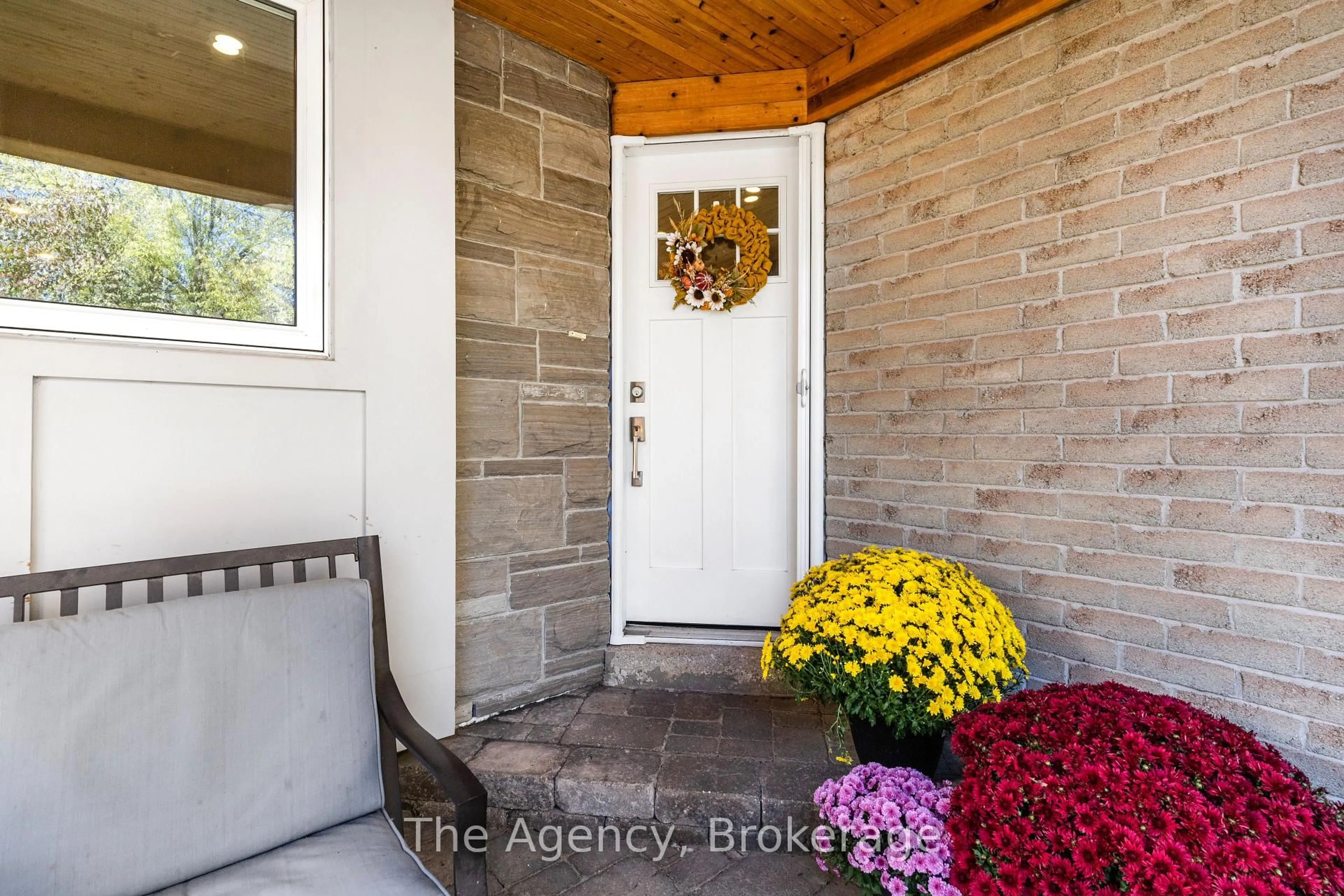 Indoor entryway for 1122 Glenridge Dr, Oakville Ontario L6M 2K7