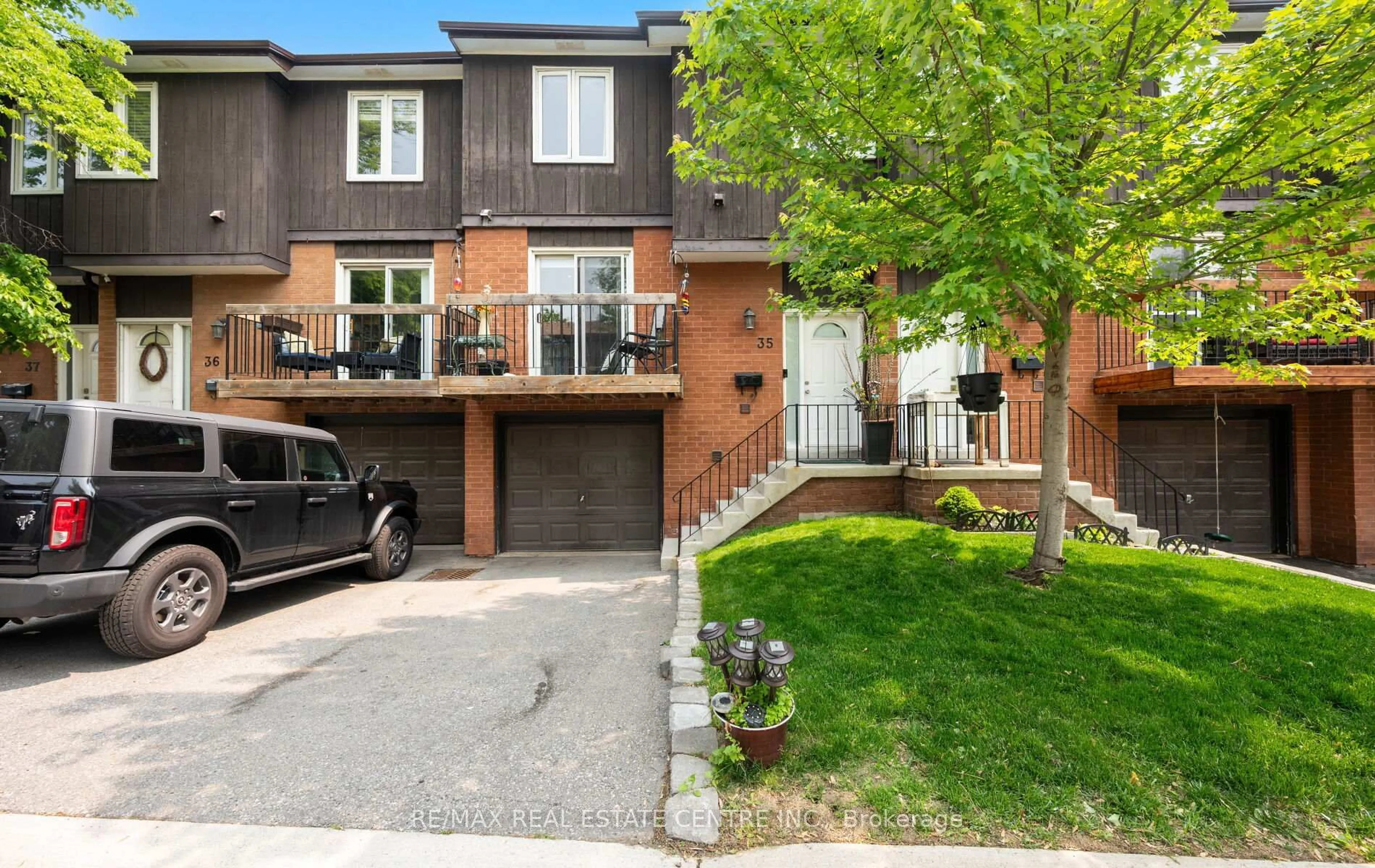 Home with brick exterior material, street for 750 Burnhamthorpe Rd #35, Mississauga Ontario L4Y 2X3