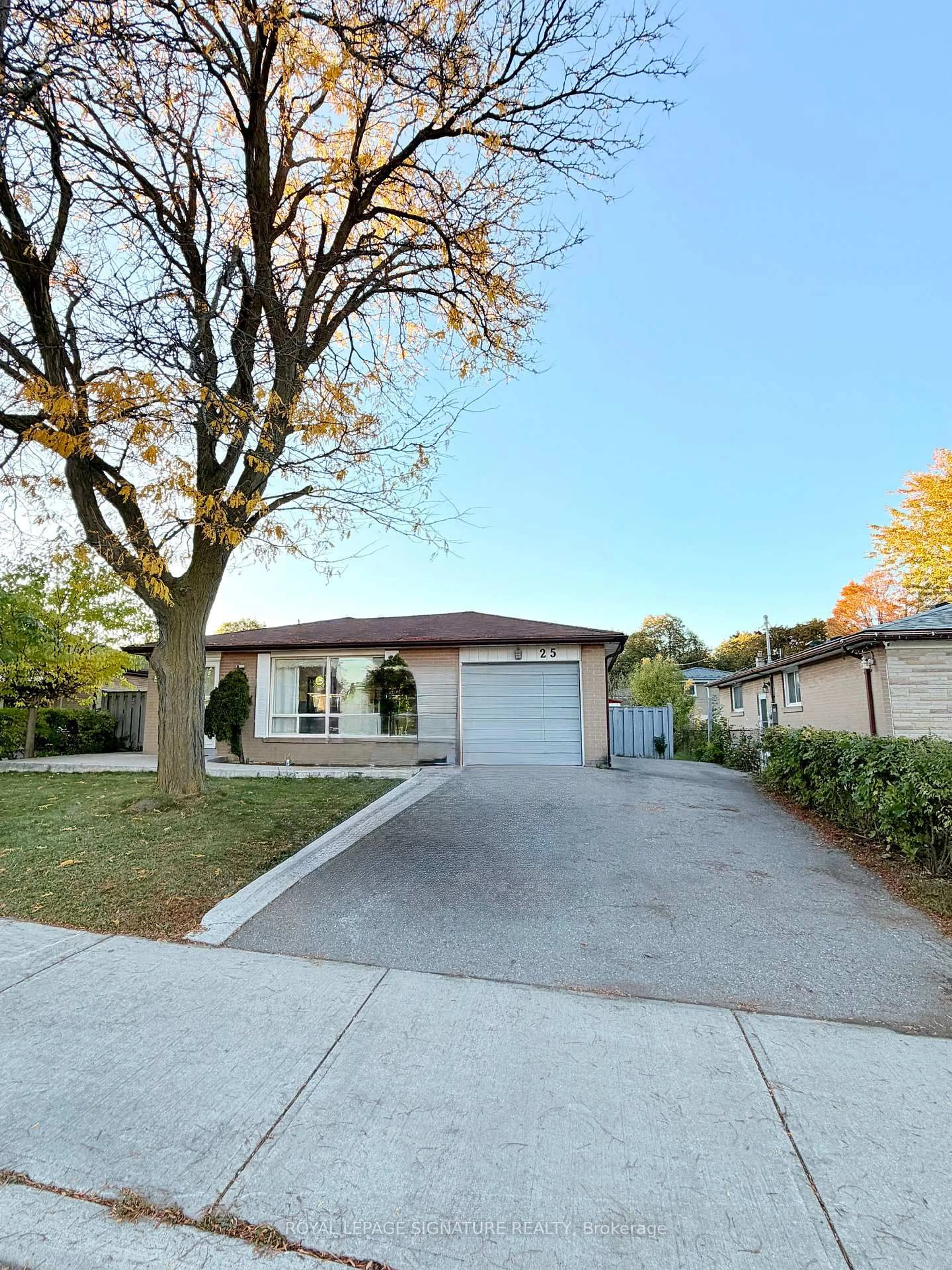 A pic from outside/outdoor area/front of a property/back of a property/a pic from drone, street for 25 Birchbank Rd, Brampton Ontario L6T 1L8