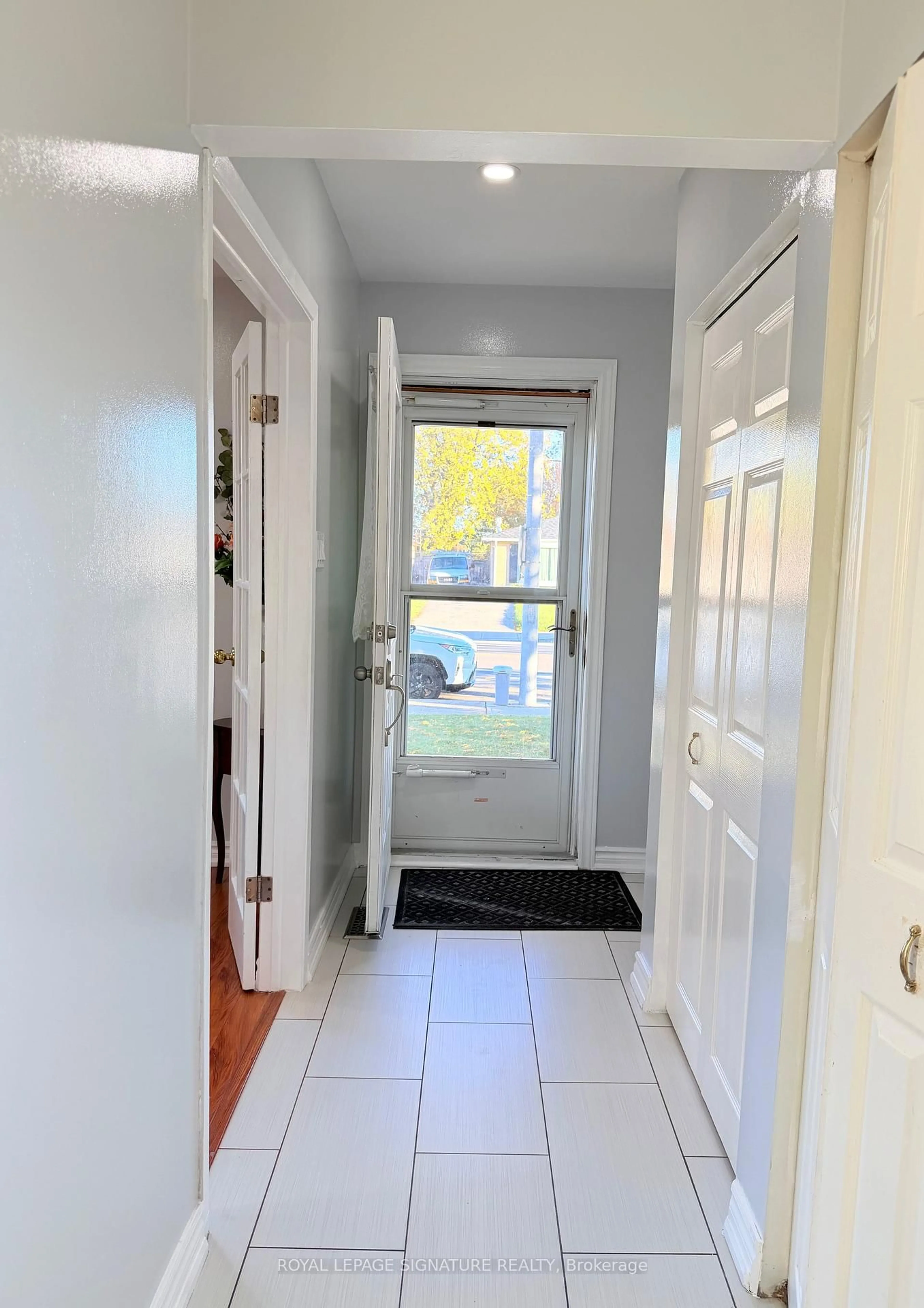 Indoor entryway for 25 Birchbank Rd, Brampton Ontario L6T 1L8