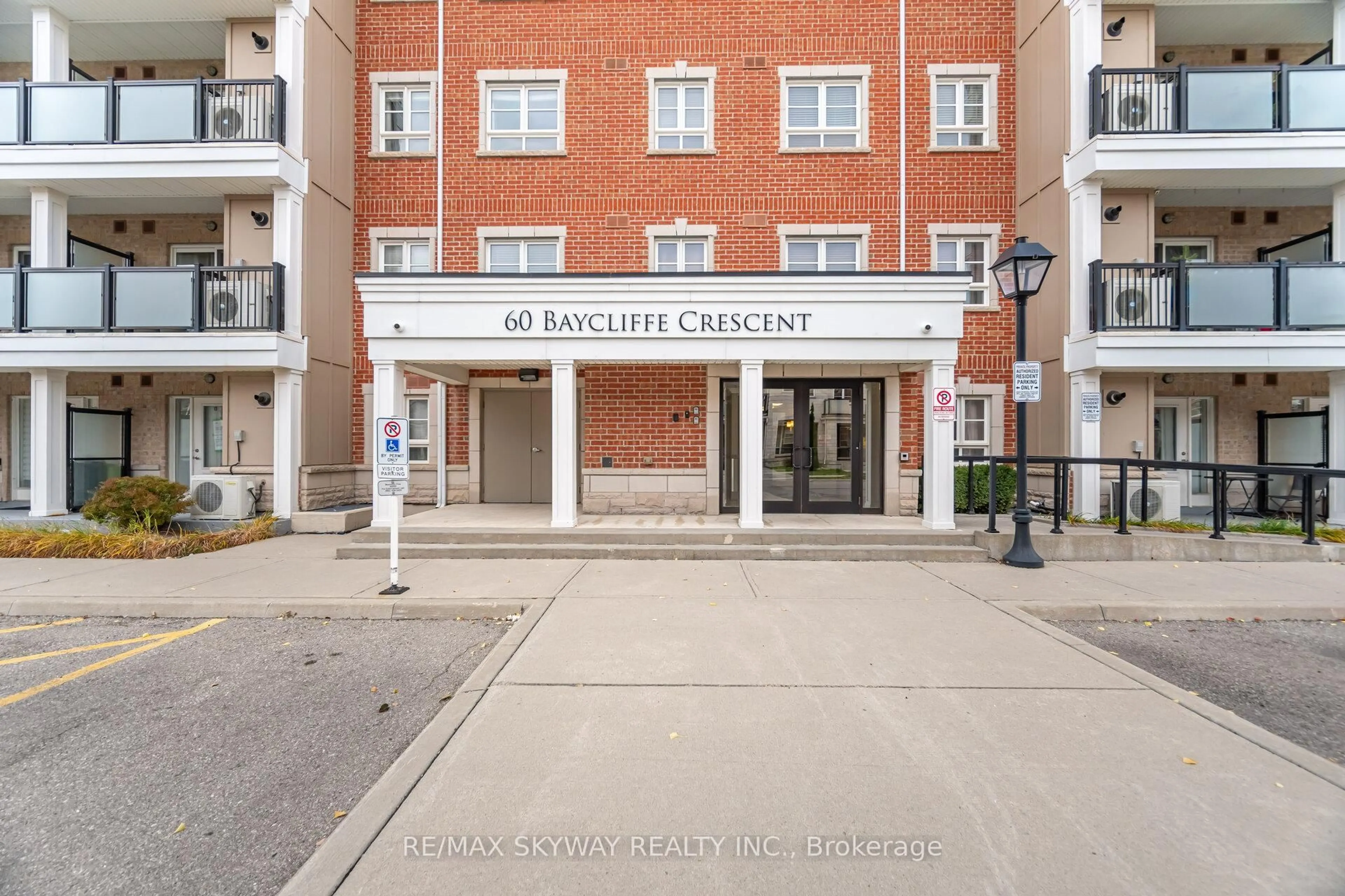 Indoor foyer for 60 Baycliffe Cres #303, Brampton Ontario L7A 0Z4