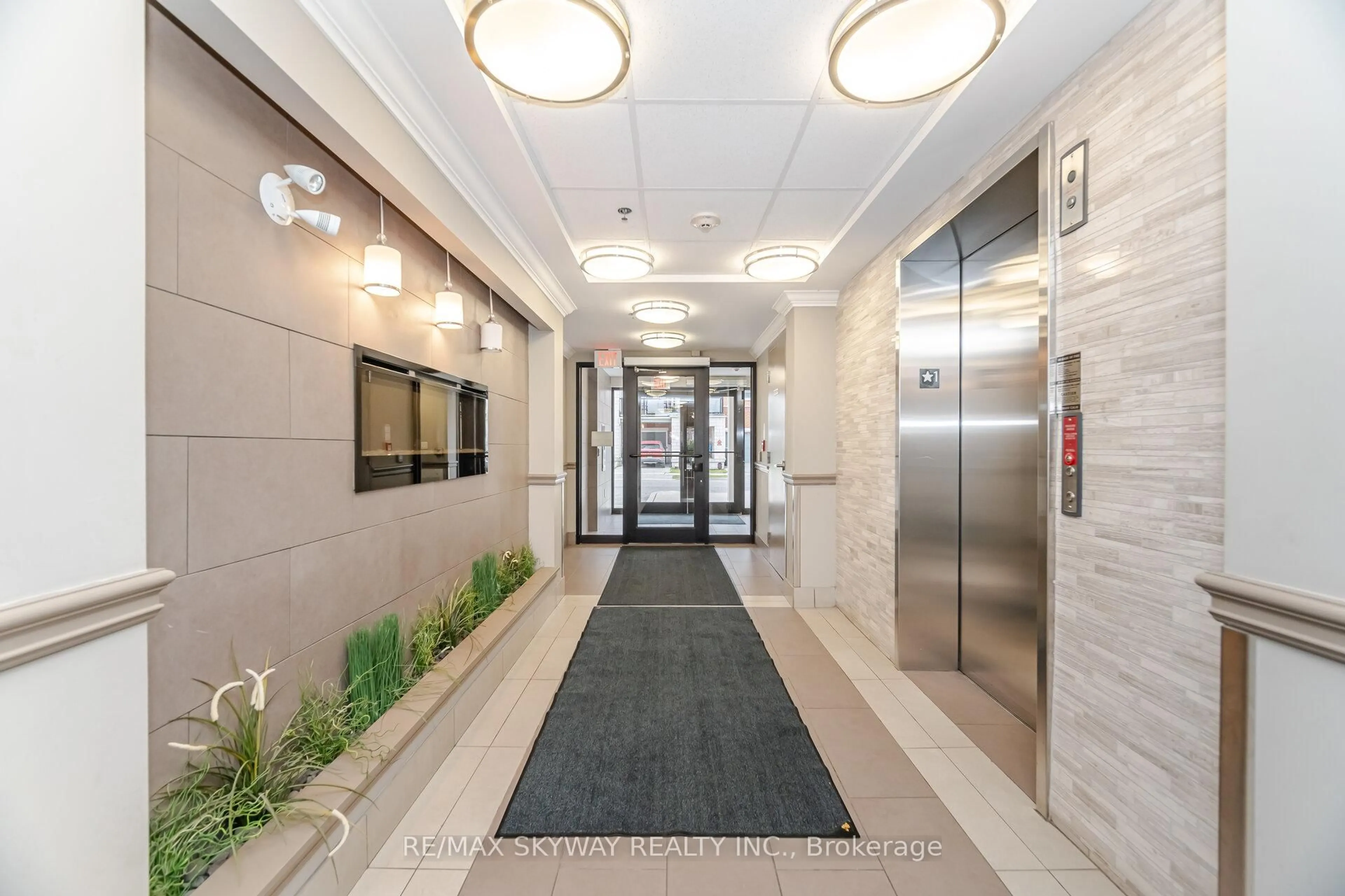 Indoor foyer for 60 Baycliffe Cres #303, Brampton Ontario L7A 0Z4