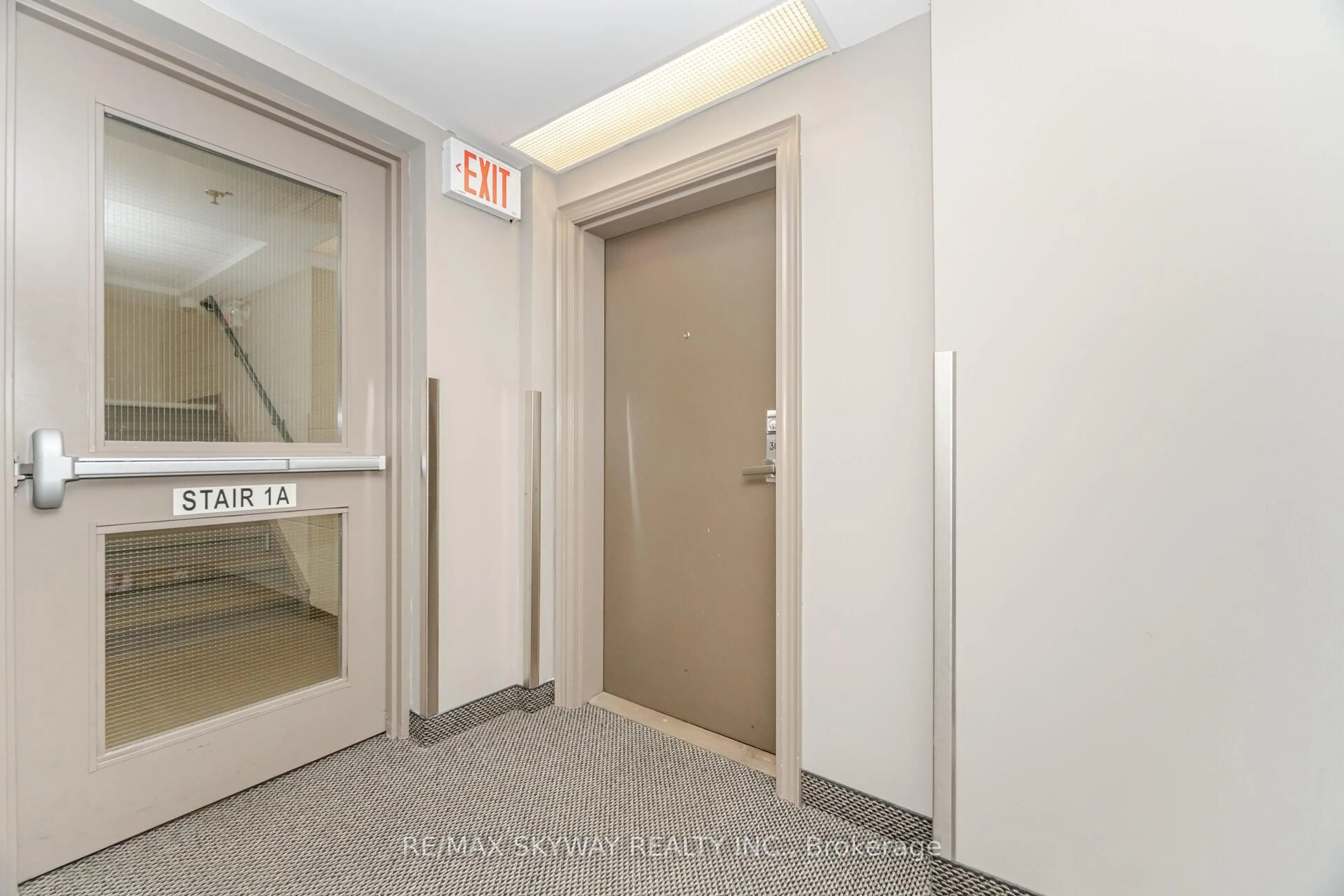 Indoor foyer for 60 Baycliffe Cres #303, Brampton Ontario L7A 0Z4