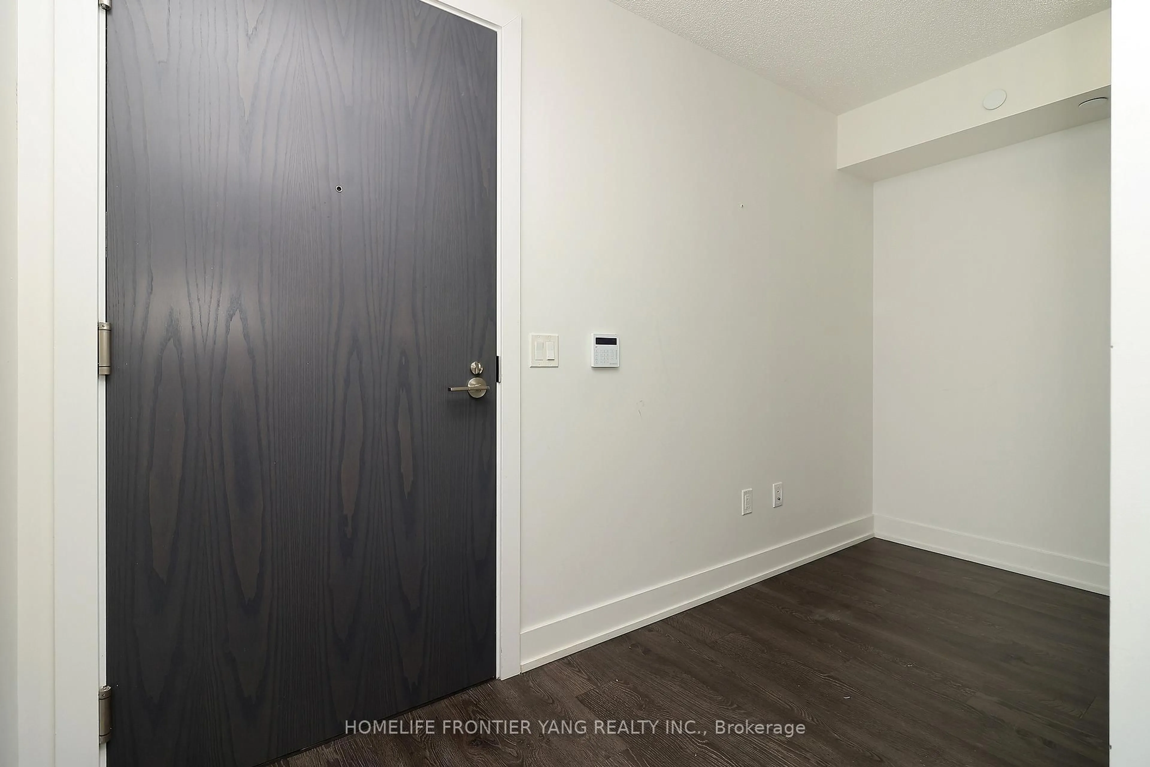 Indoor entryway for 7 Mabelle Ave #501, Toronto Ontario M9A 0C9