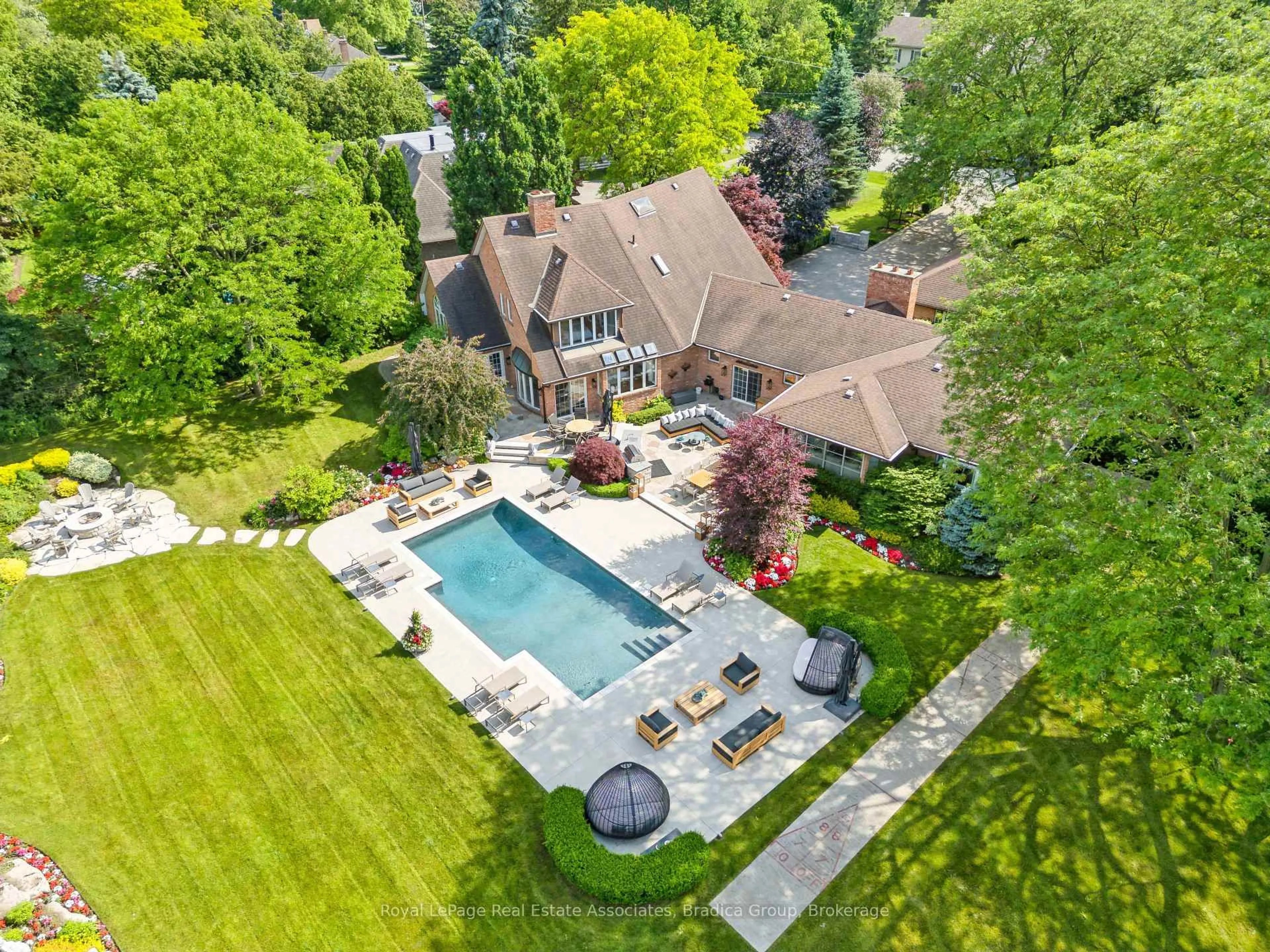 A pic from outside/outdoor area/front of a property/back of a property/a pic from drone, unknown for 19 Lorraine Gdns, Toronto Ontario M9B 4Z5