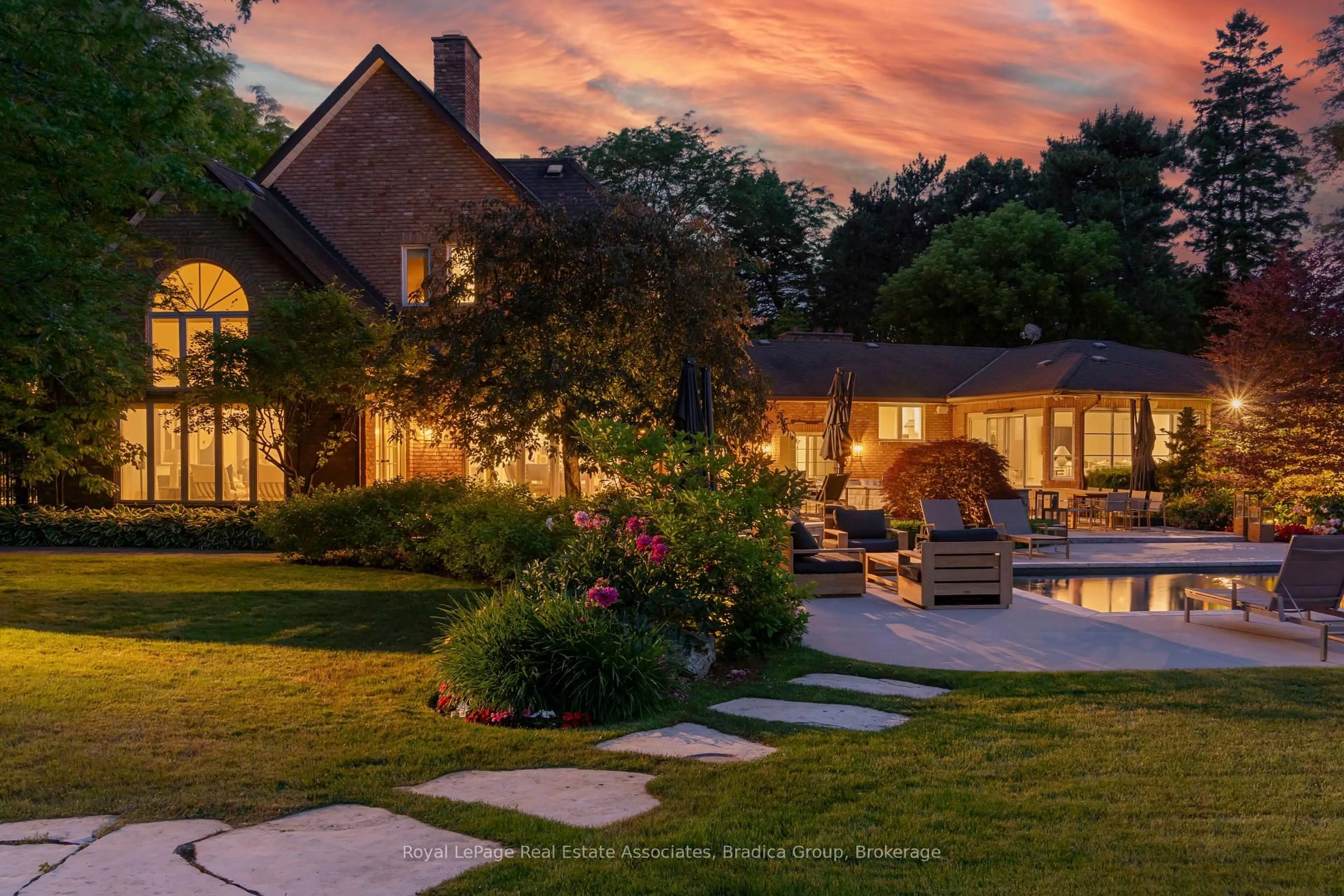 Patio, unknown for 19 Lorraine Gdns, Toronto Ontario M9B 4Z5