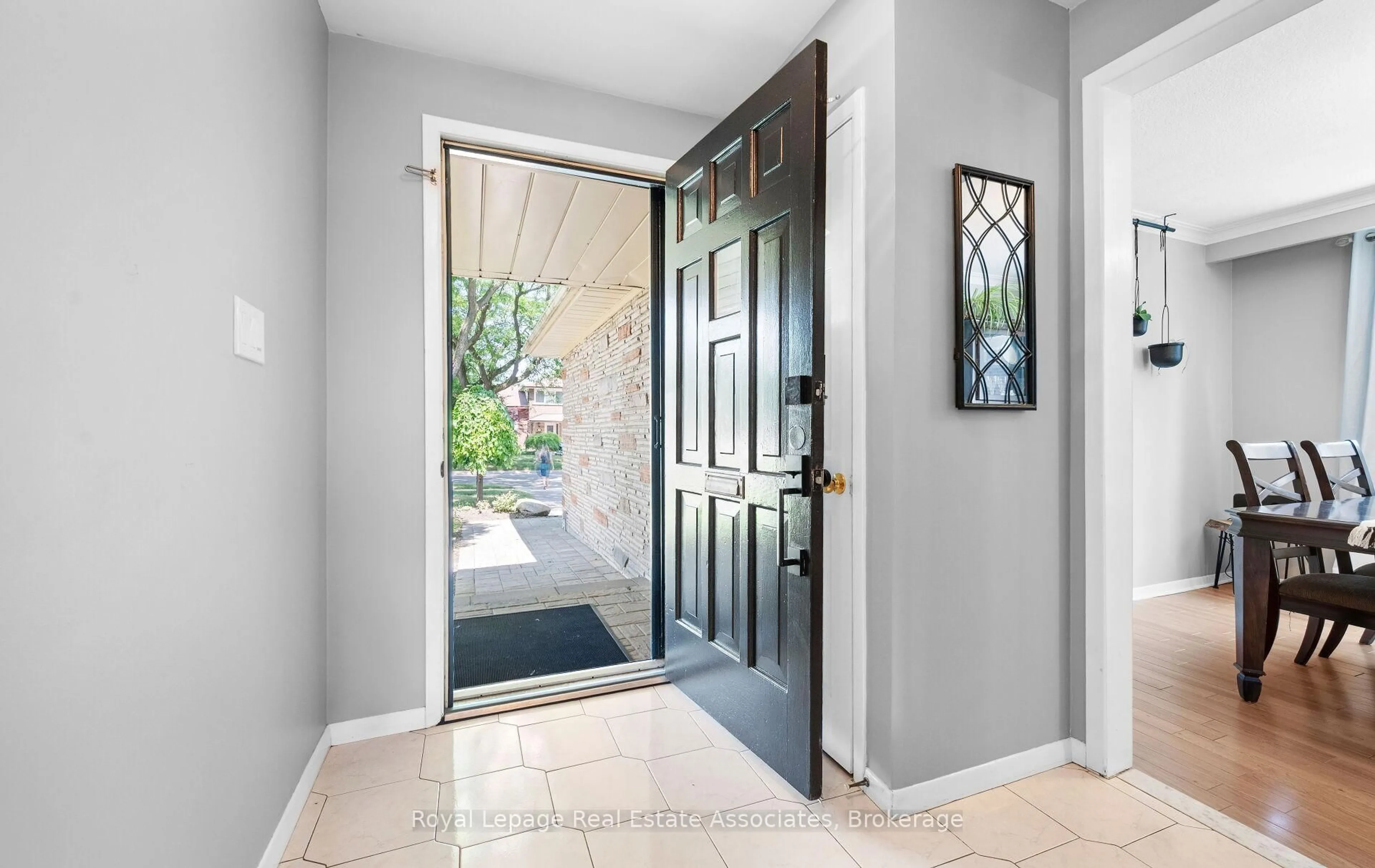 Indoor entryway for 296 Chantenay Dr, Mississauga Ontario L5A 1E7