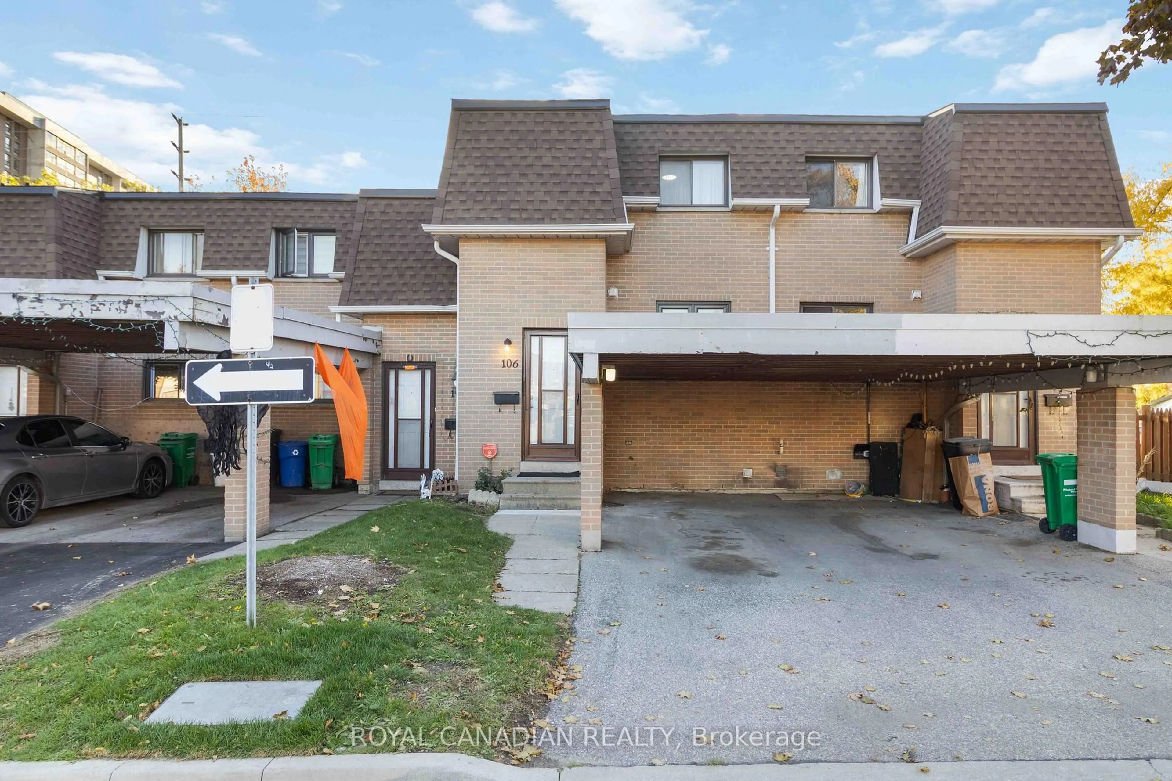 A pic from outside/outdoor area/front of a property/back of a property/a pic from drone, street for 475 Bramalea Rd #106, Brampton Ontario L6T 2X2