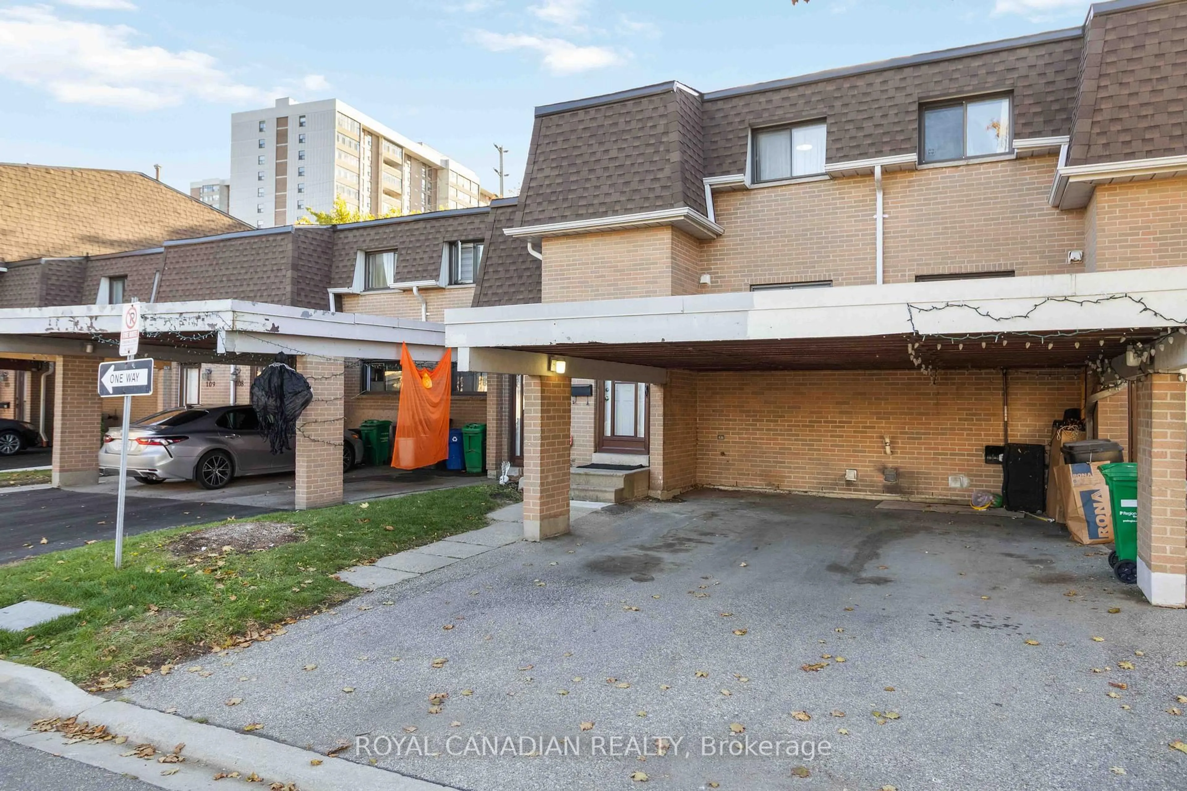 A pic from outside/outdoor area/front of a property/back of a property/a pic from drone, street for 475 Bramalea Rd #106, Brampton Ontario L6T 2X2