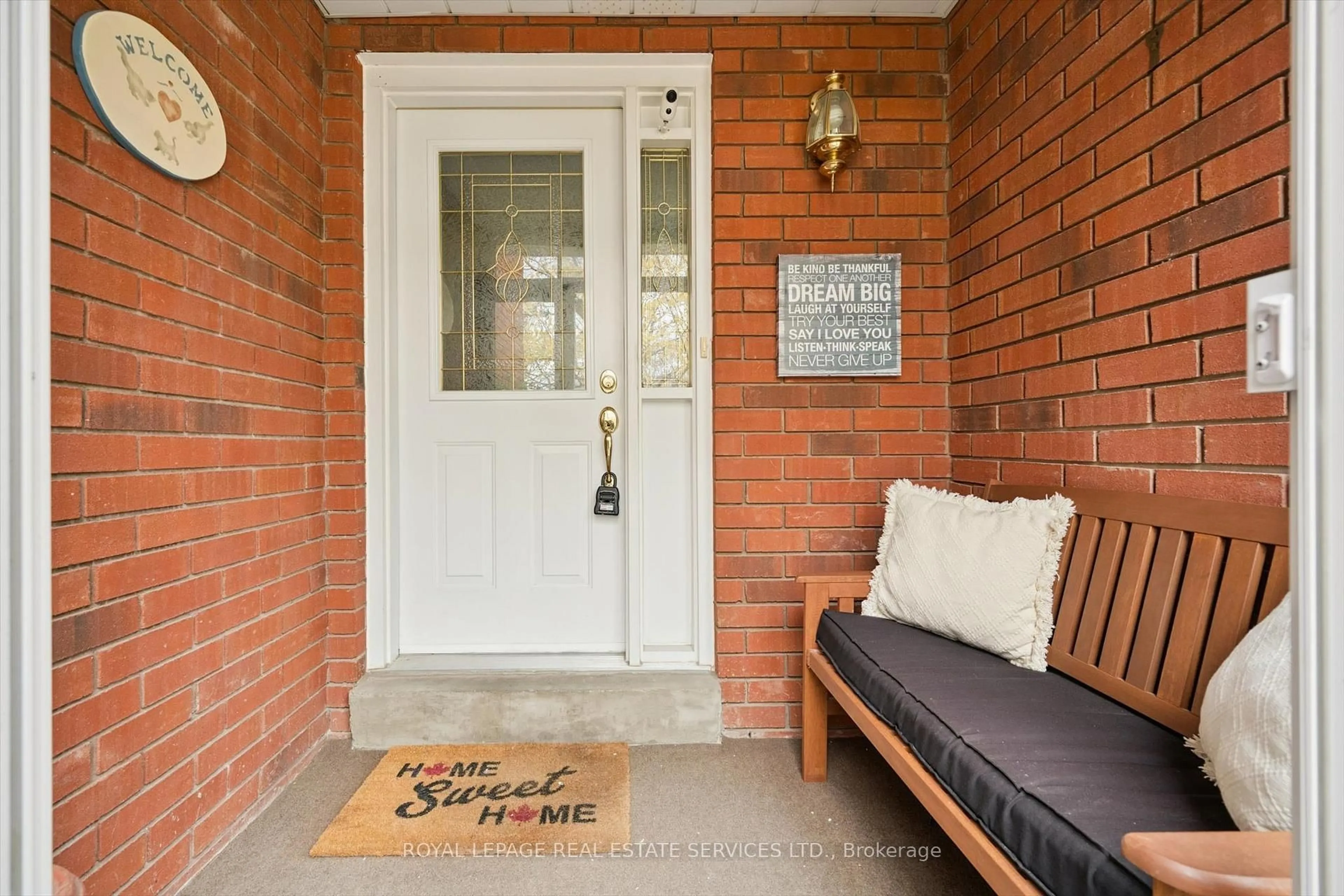 Indoor entryway for 1468 Reeves Gate, Oakville Ontario L6M 3H3