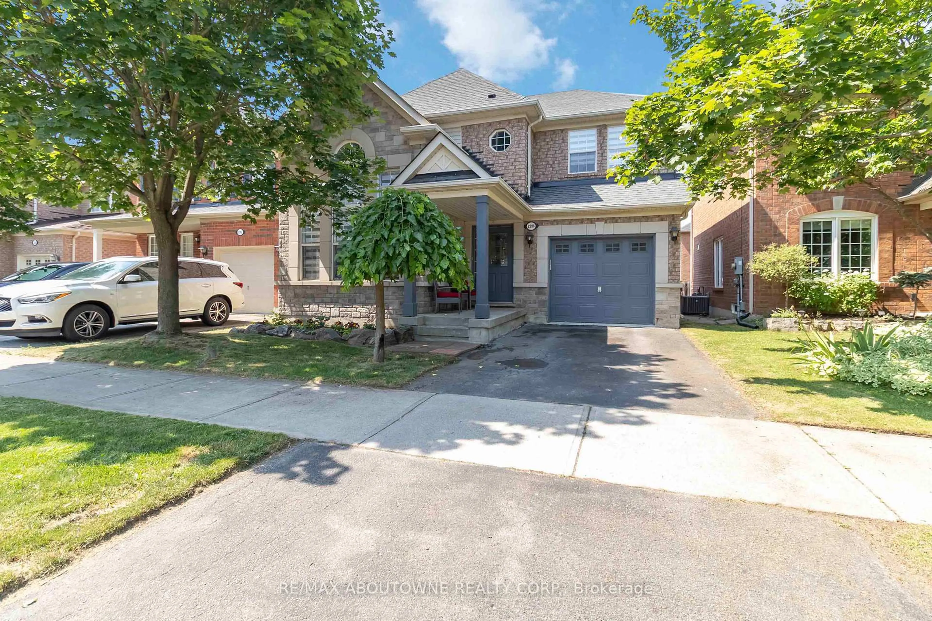 A pic from outside/outdoor area/front of a property/back of a property/a pic from drone, street for 2286 Dunforest Cres, Oakville Ontario L6M 4X3