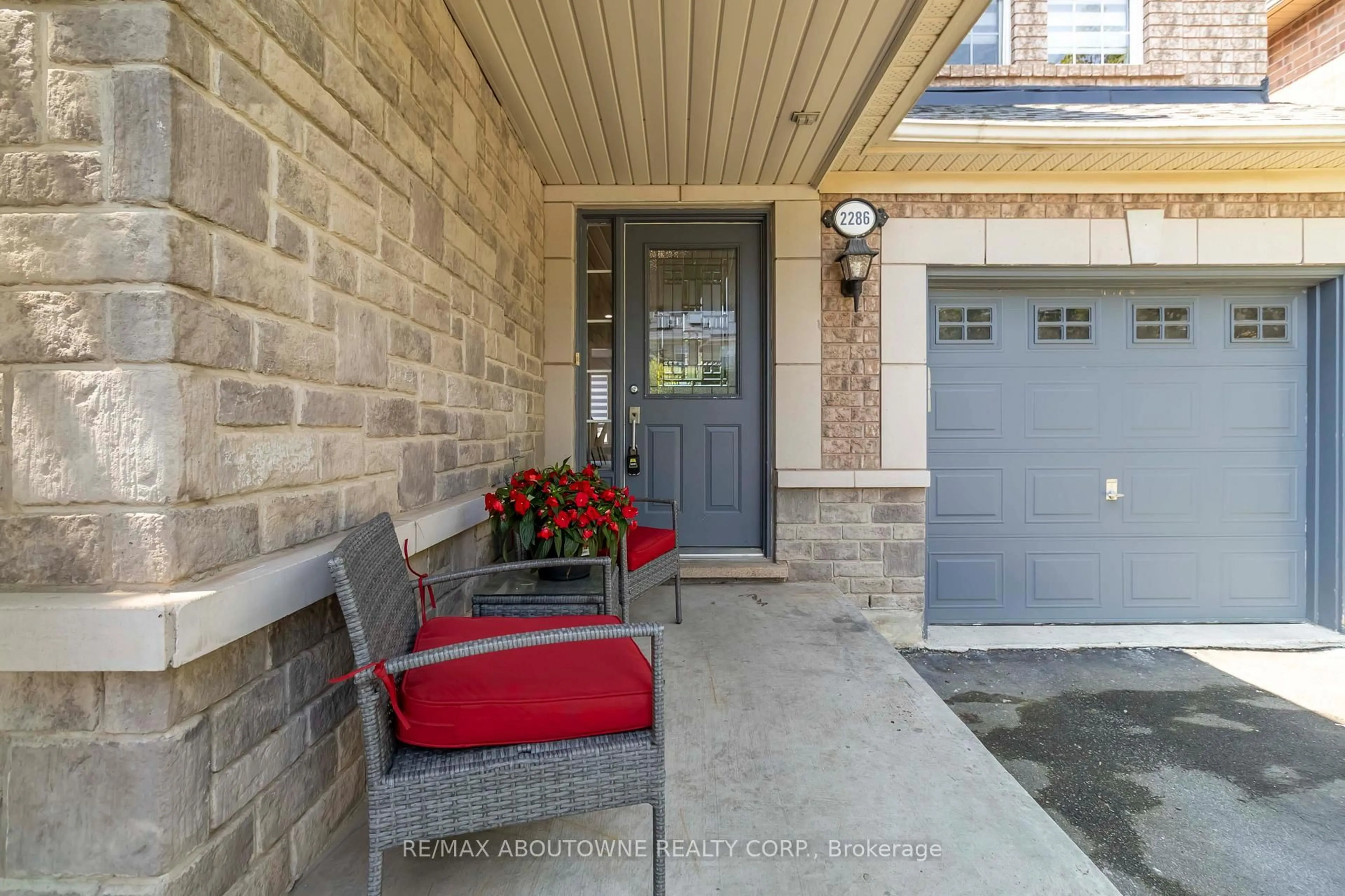 Indoor entryway for 2286 Dunforest Cres, Oakville Ontario L6M 4X3