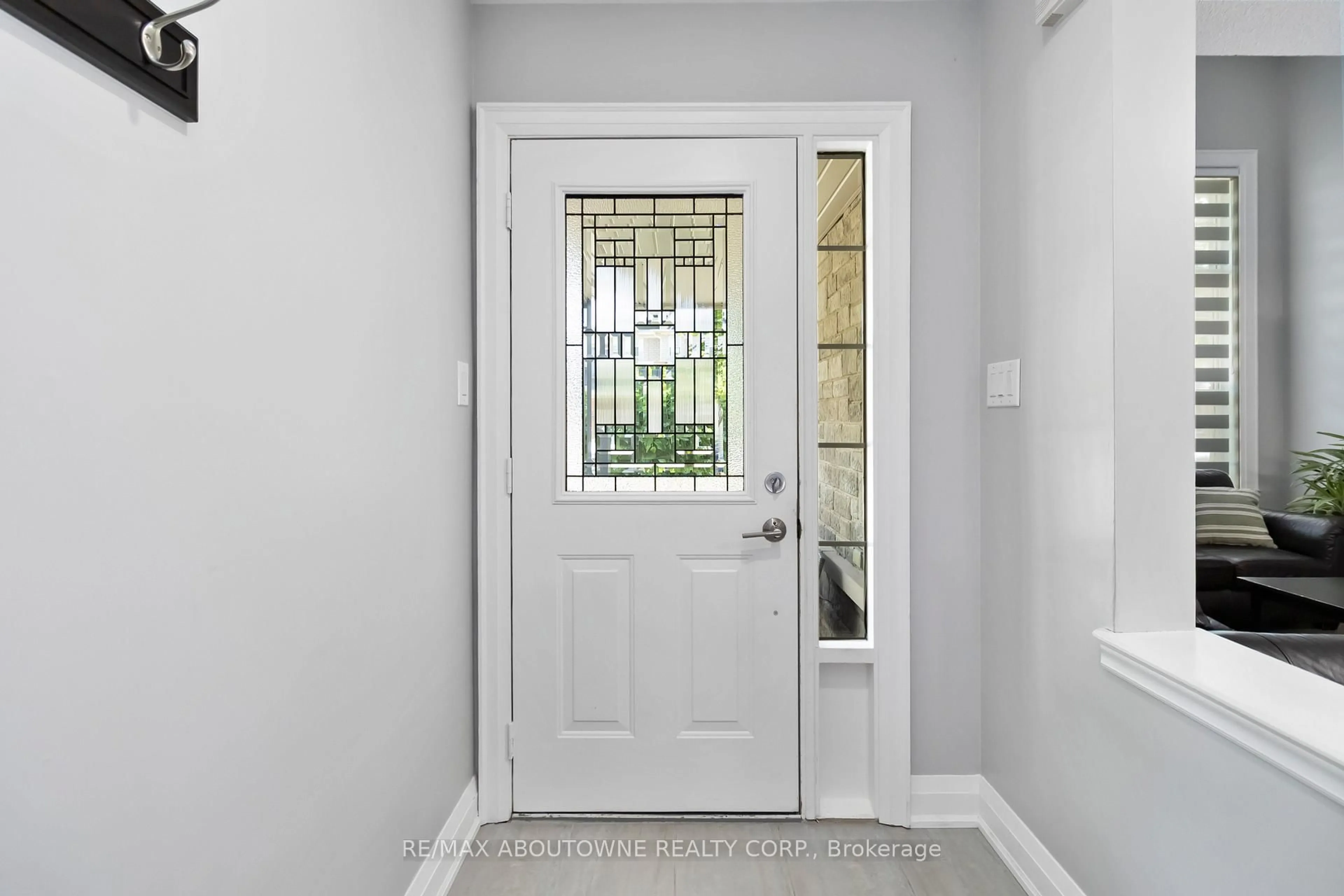 Indoor entryway for 2286 Dunforest Cres, Oakville Ontario L6M 4X3