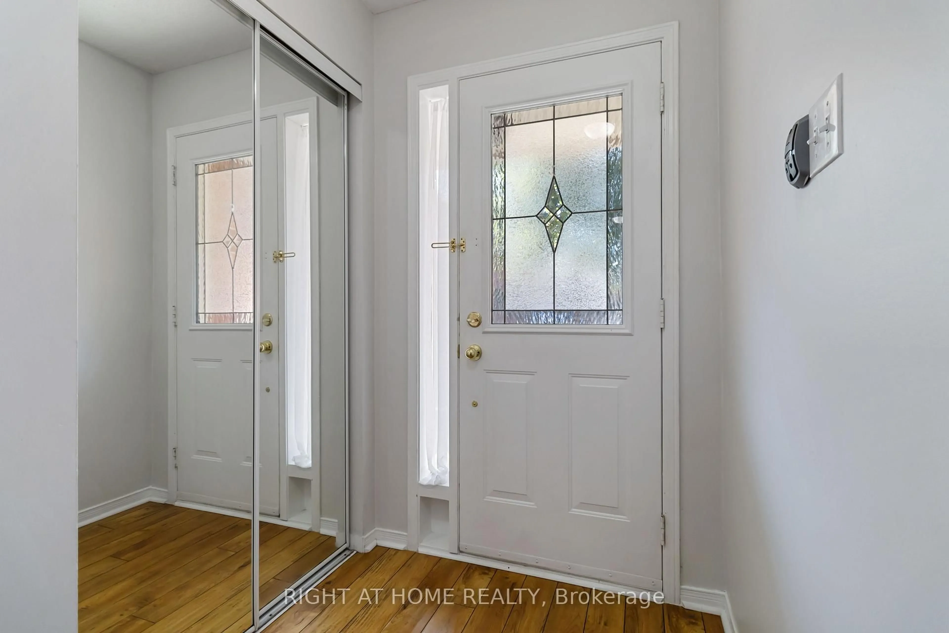 Indoor entryway for 1520 Reeves Gate #12, Oakville Ontario L6M 3J4