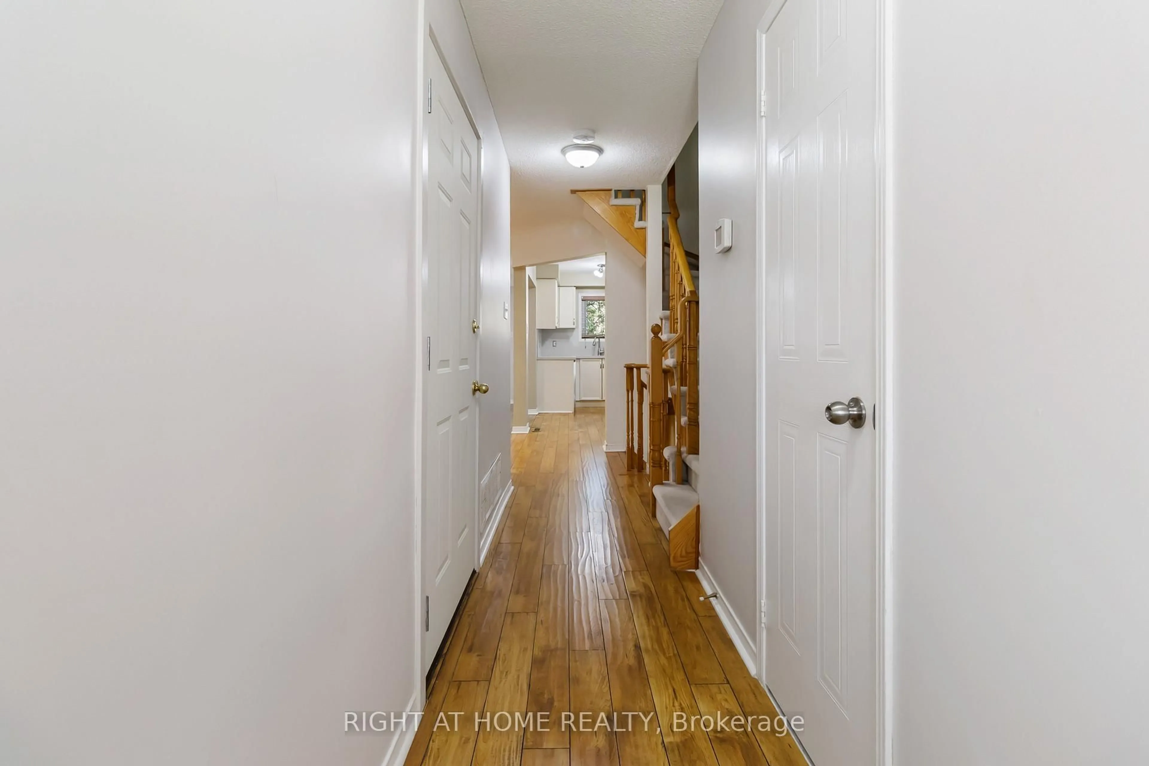 Indoor entryway for 1520 Reeves Gate #12, Oakville Ontario L6M 3J4